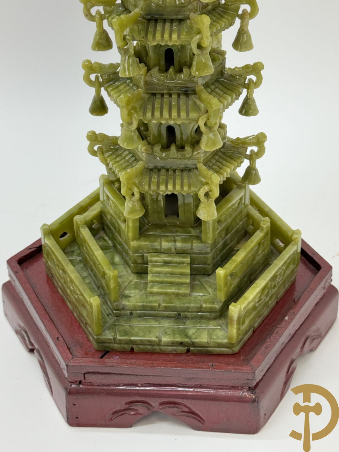 Handgesculpteerde Aziatische tempel op houten sokkel