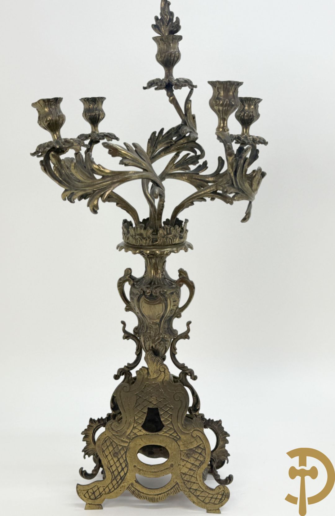 Driedelige koperen garnituur bestaande uit middenstuk bezet met amfoor en paar kandelaars , Louis XV stijl