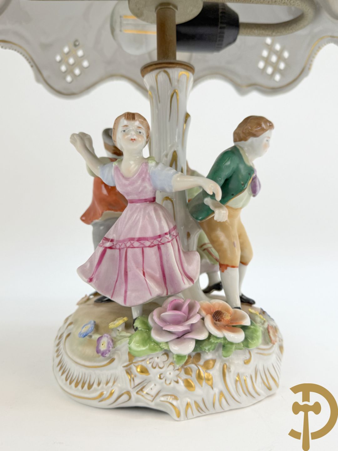 Porseleinen lampadaire met dansende figuren, bovenaan met porseleinen kap bezet met bloemmetjes