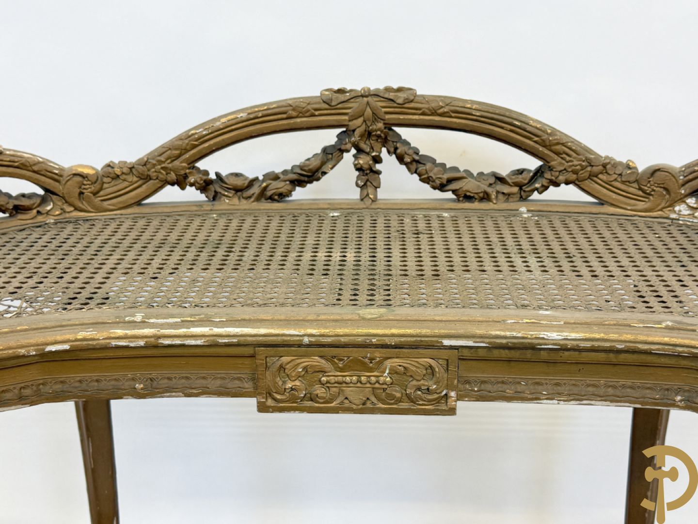 Vergulde Louis XVI banquette met bloemenguirlandes en canage