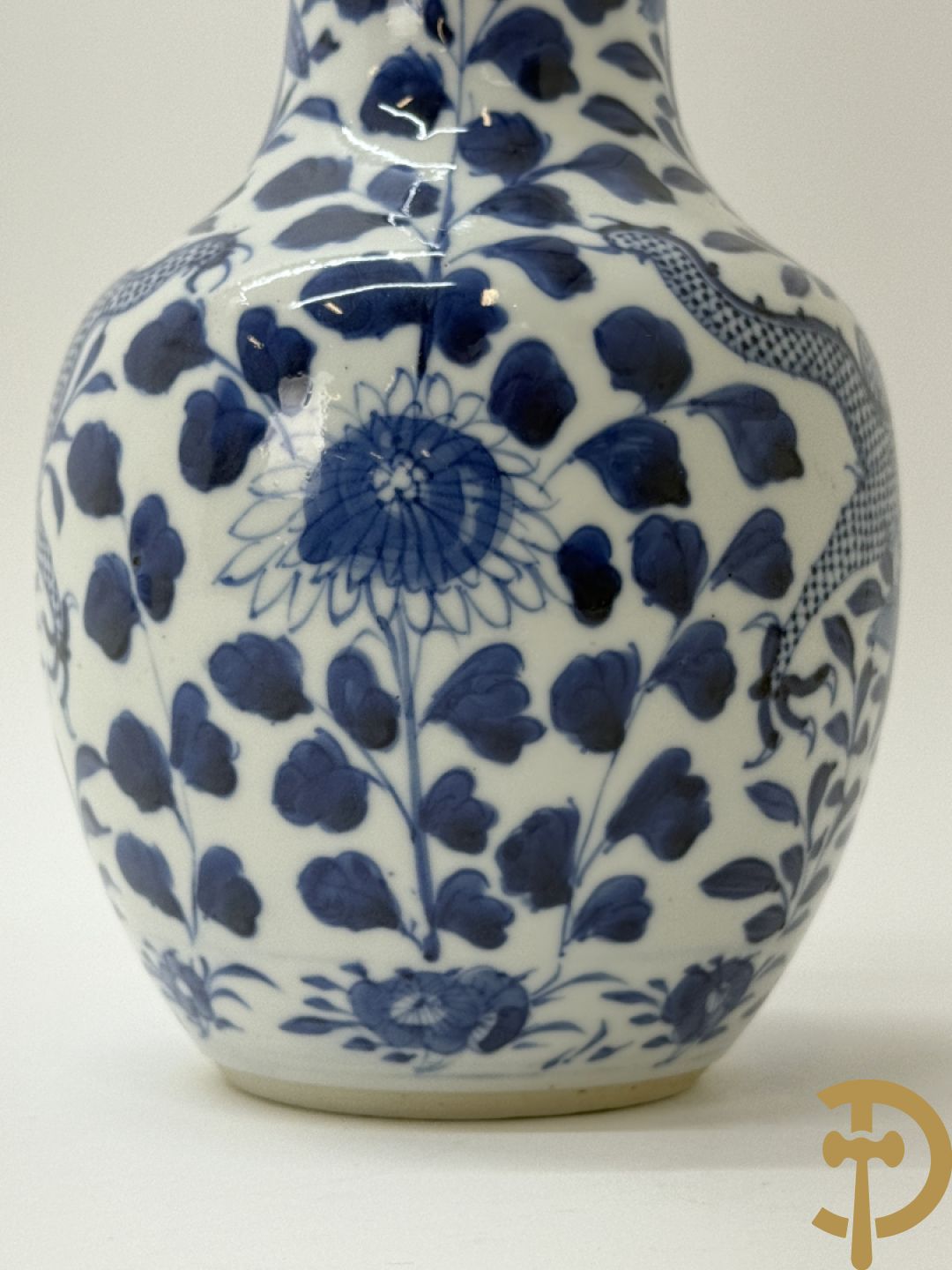 Chinees porseleinen kalebasvormig vaasje blauw/wit met bloemen en drakendecor, onderaan gemerkt