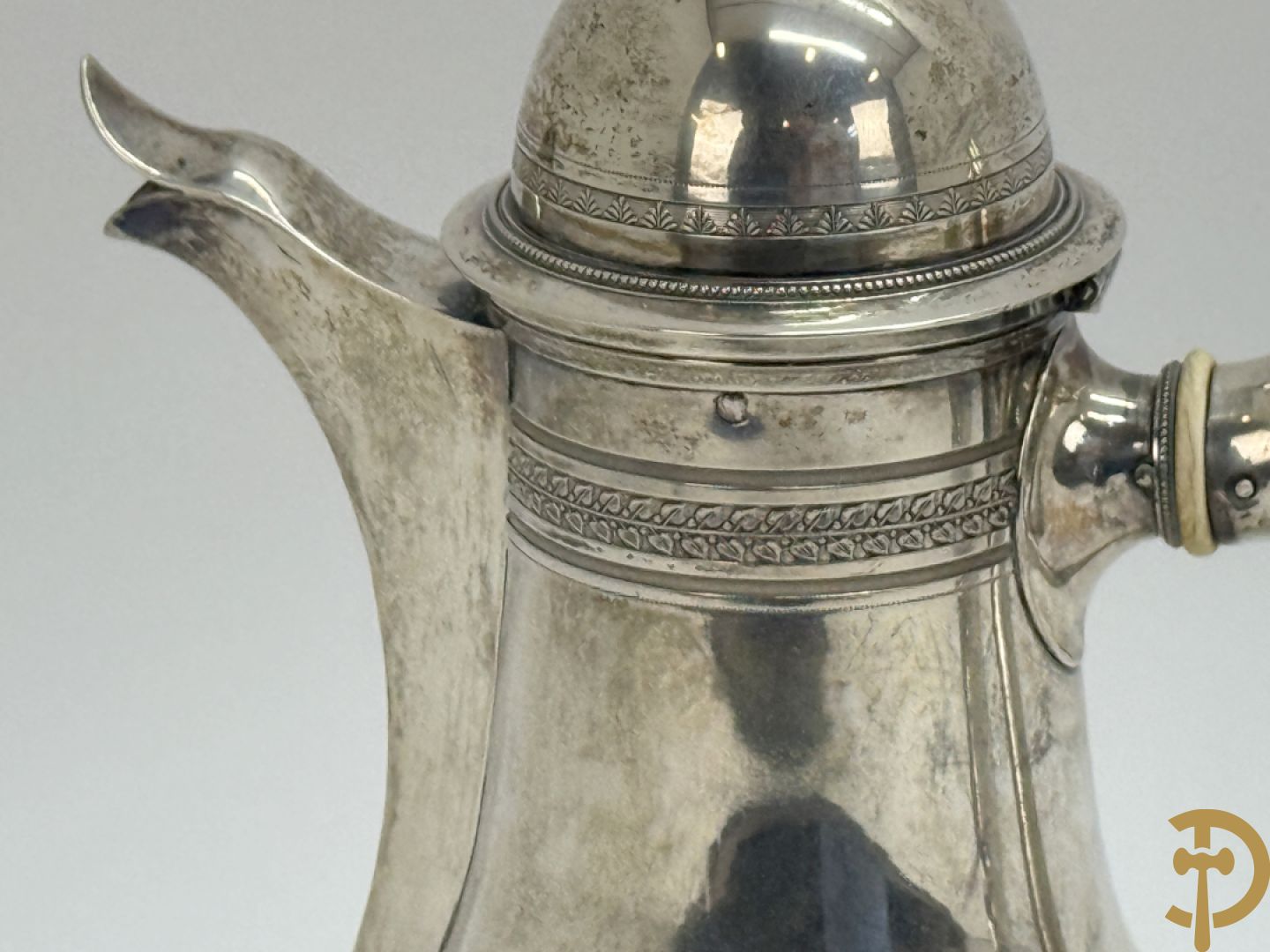 Massief zilveren koffiekan bezet met zwaan + bijhorende melkkan en suikerpot, 19e
