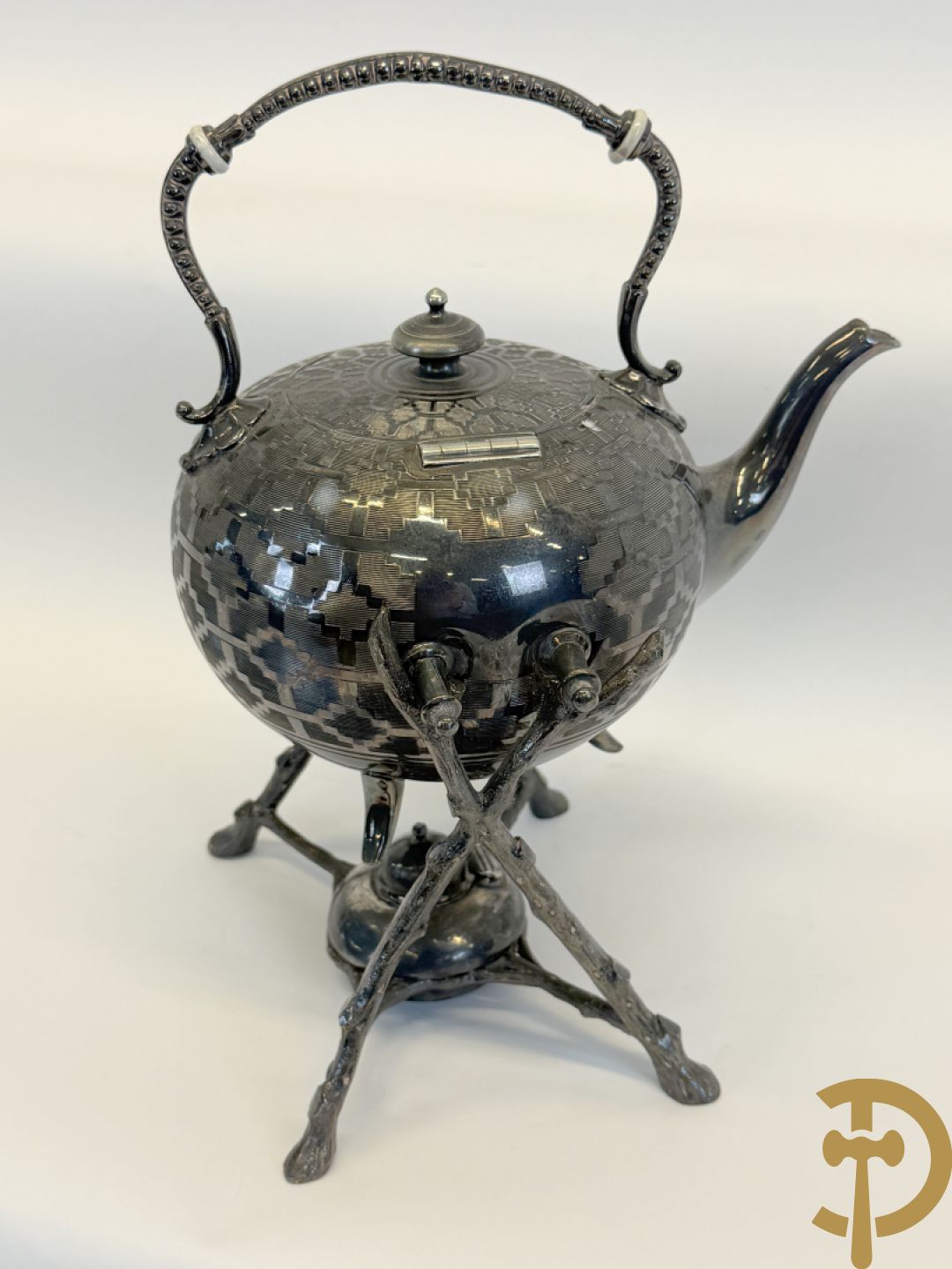 Vijf verzilverde theekannen, 2 verzilverde samovar en verzilverde suikerpot