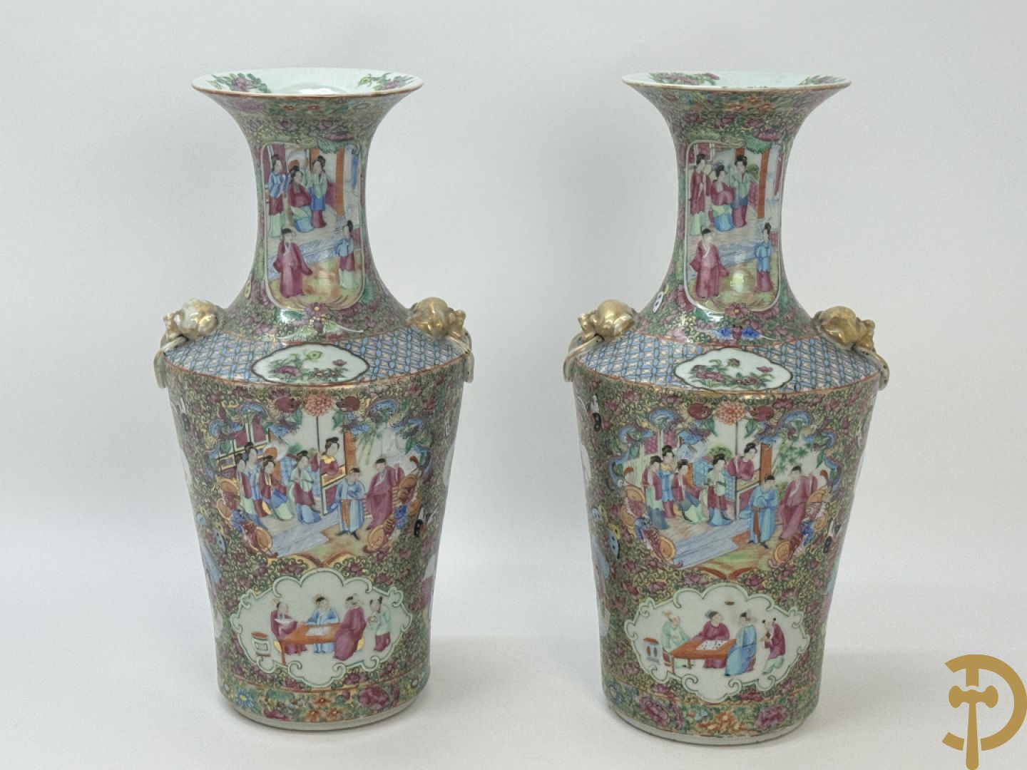 Paar Chinese porseleinen famille rose Kanton vazen met geanimeerd decor en zijdelings met fo honden