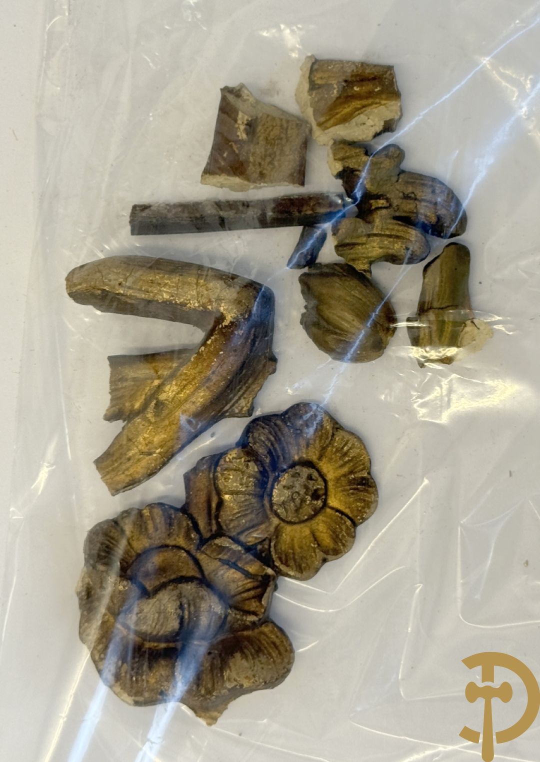 Vergulde spiegel met rocailles en bloemenmotieven