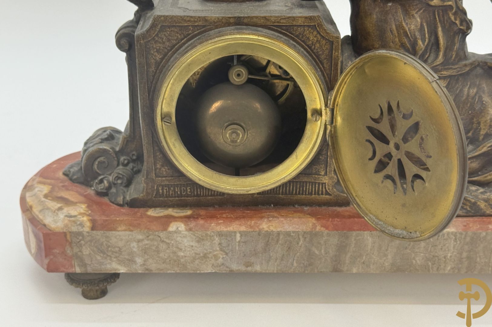 Driedelige garnituur, centraal horloge gedecoreerd met zamak beeld van fluitspelende cupido, geflankeerd door paar cassolettes - alles op marmeren basis