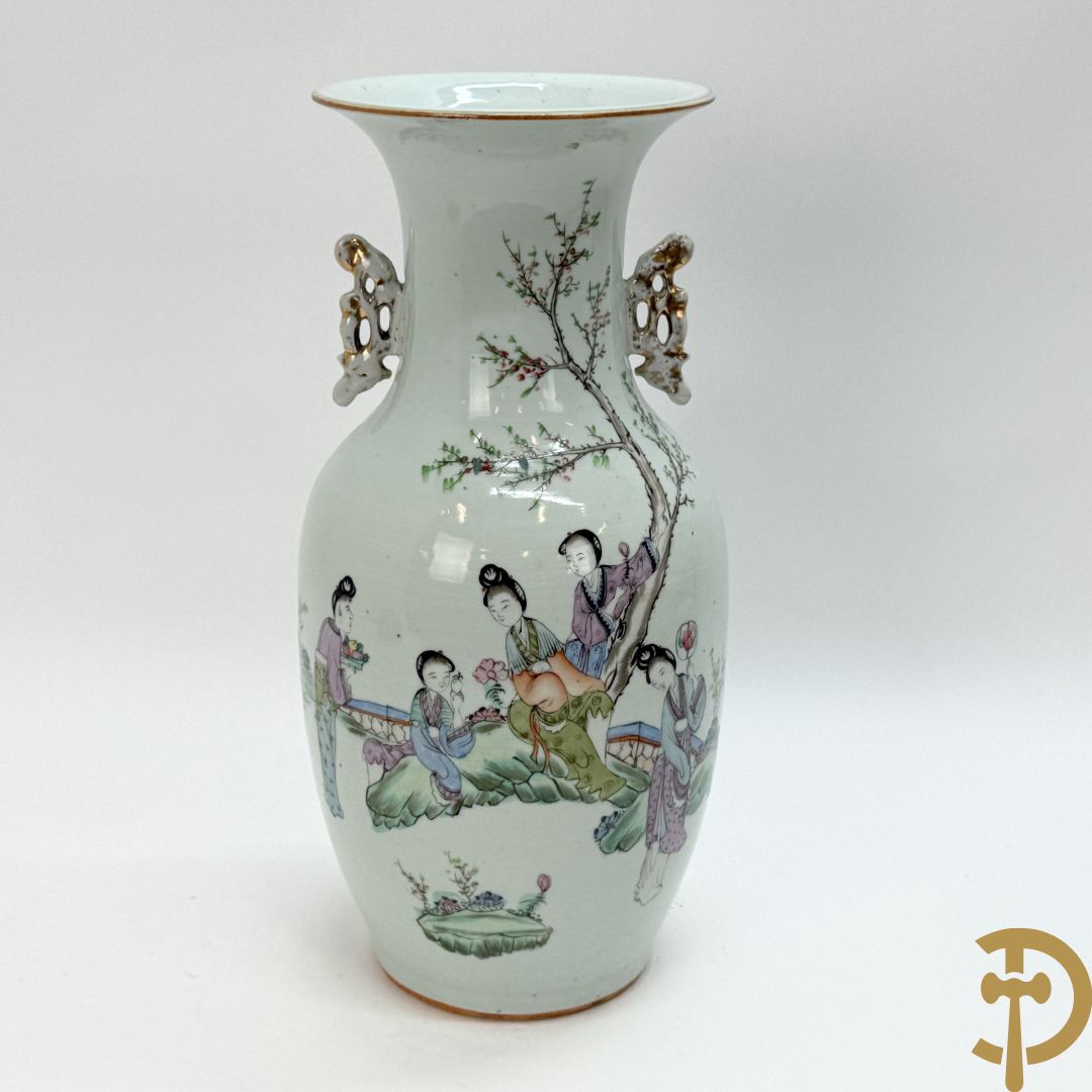 Chinese porseleinen vaas met decor van dames in landschap