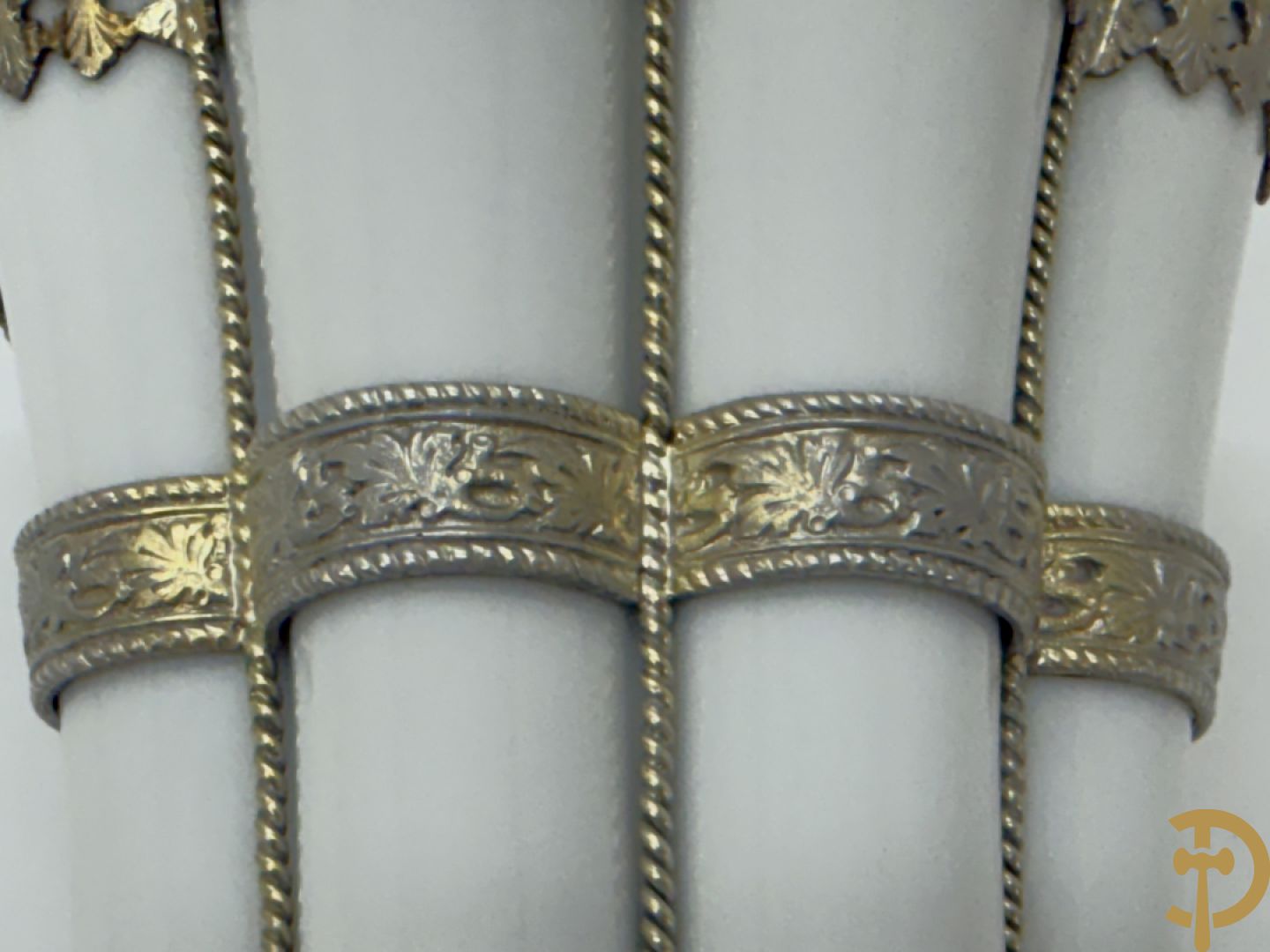 Deense poseleinen Margretebeker in Royal Copenhagen porselein met zilveren en deels vergulde ornamenten, Michelsen A., 1945