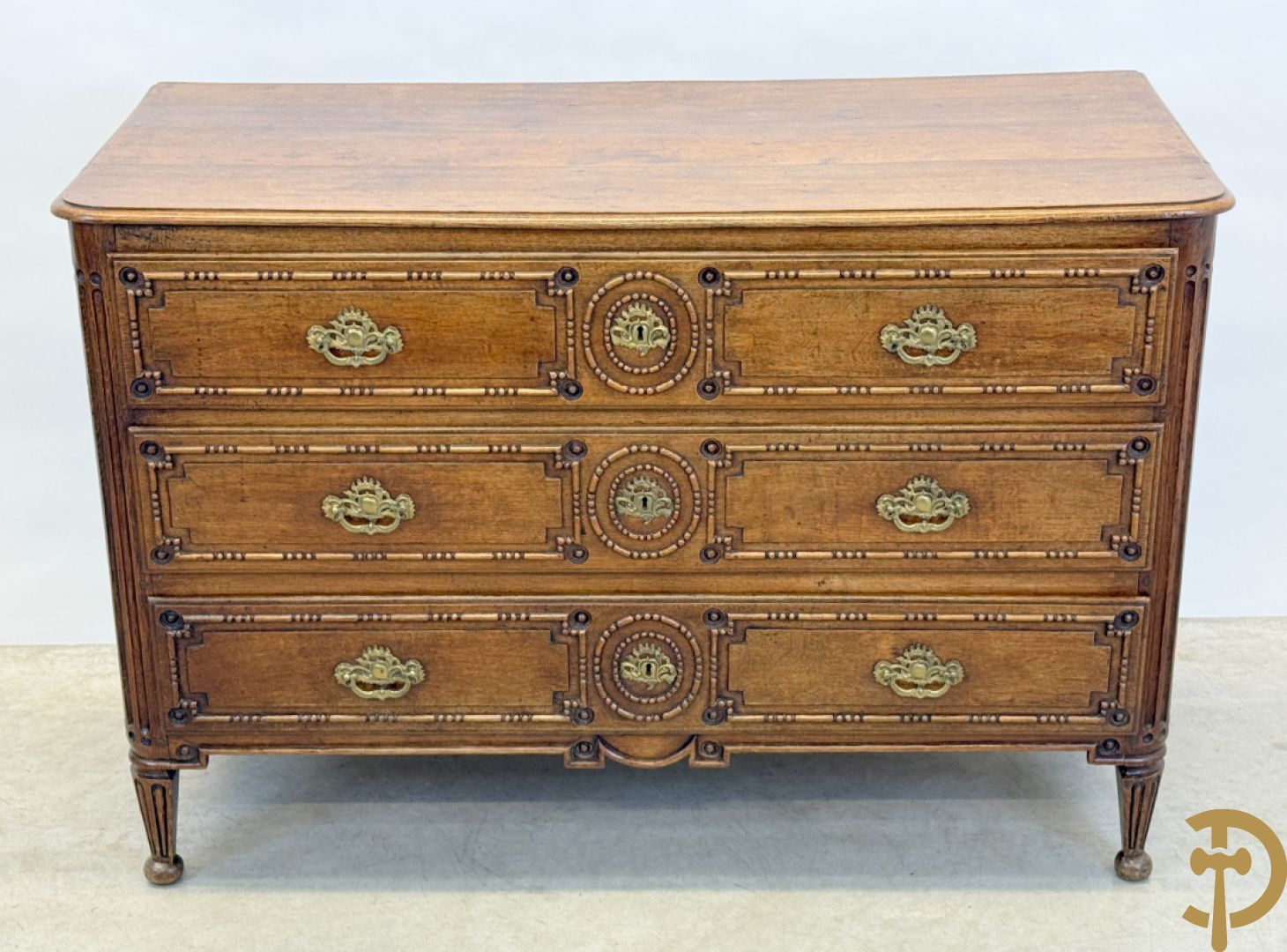 Massief eiken drieladencommode met afgeronde gecanneleerde stijlen, 19e