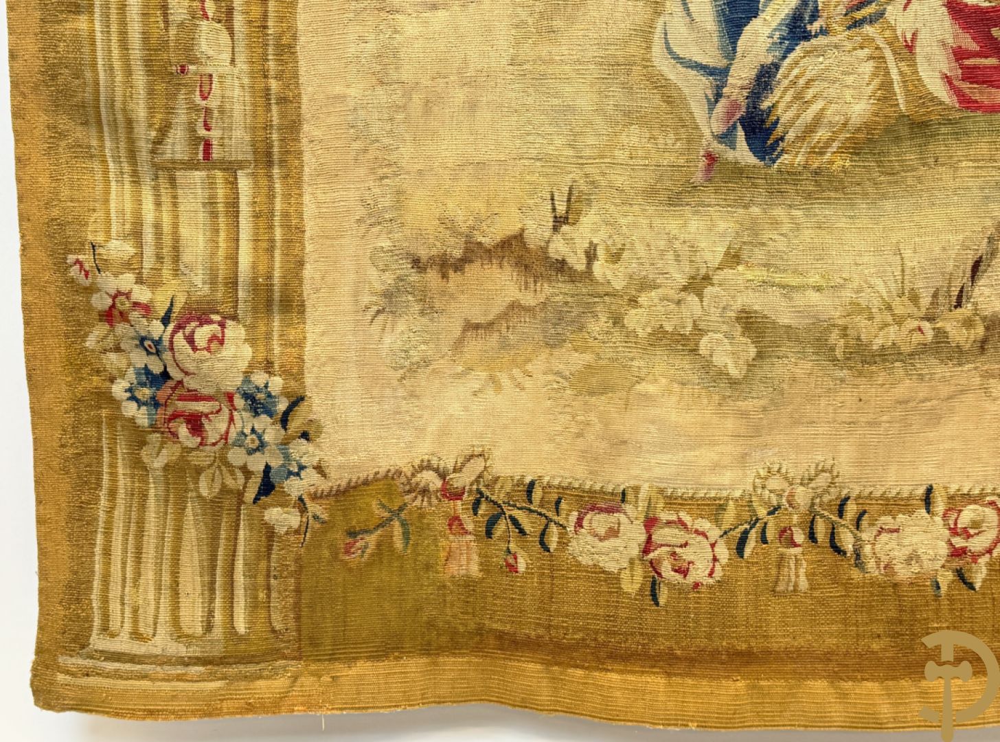 Handgeweven wandtapijt met centraal decor van dames in landschap met de oogst omgeven door bloemenguirlandes