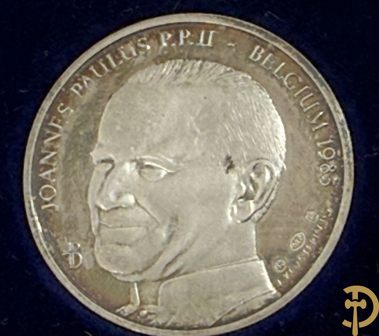 Massief zilveren herdenkingsmunt Paus Johannes Paulus II ter gelegenheid van zijn bezoek in 1985 aan België + vier munten van de Olympische winterspelen in 1976 in Innsbruck + set van zeven massief zilveren plaquettes van de 7 wereldwonderen