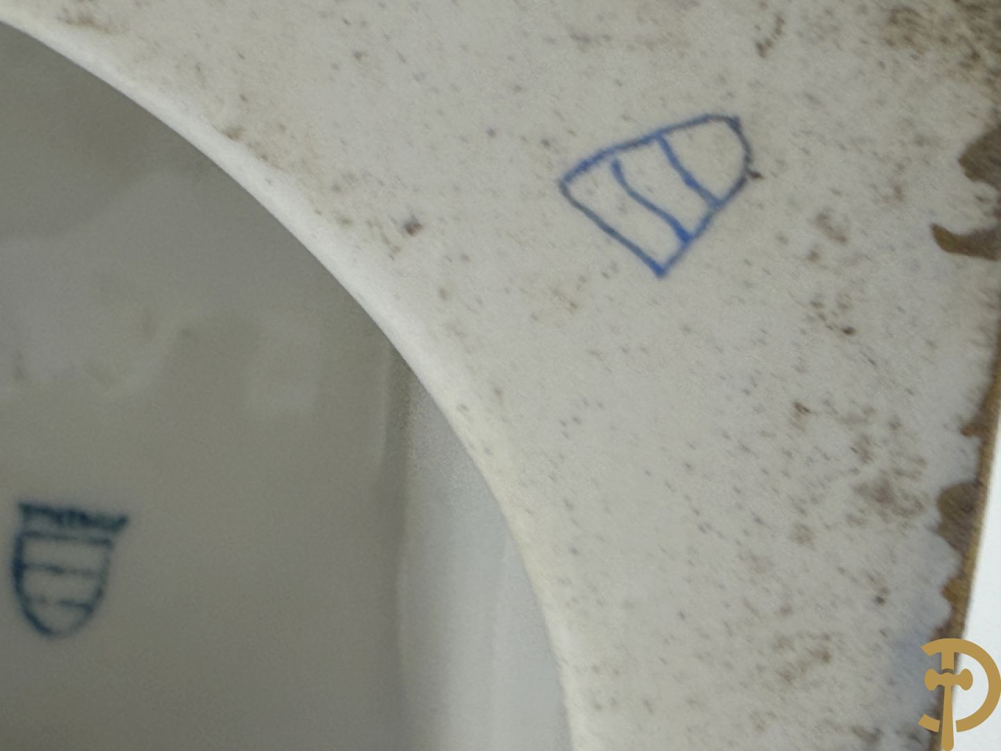 Paar handbeschilderde Weense amfoorvormige vazen met romantische taferelen, decor getekend door Kaufmann