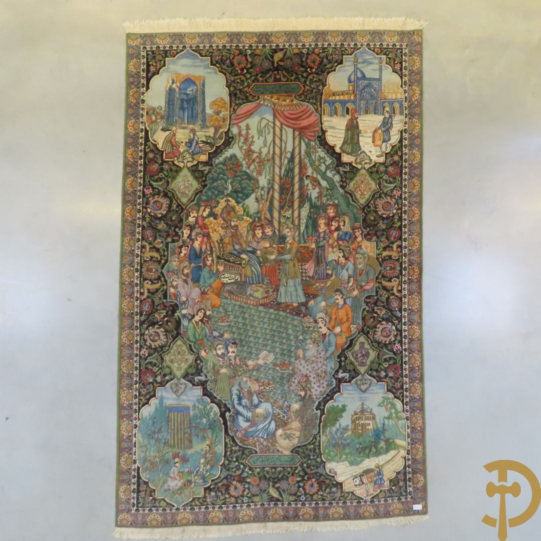 Oosters handgeknoopt tapijt Tabriz met figuratieve voorstelling, centraal met geanimeerde hofscène, omgeven door 4 hoekmedaillons met architecturale afbeeldingen - onderaan en bovenaan getekend