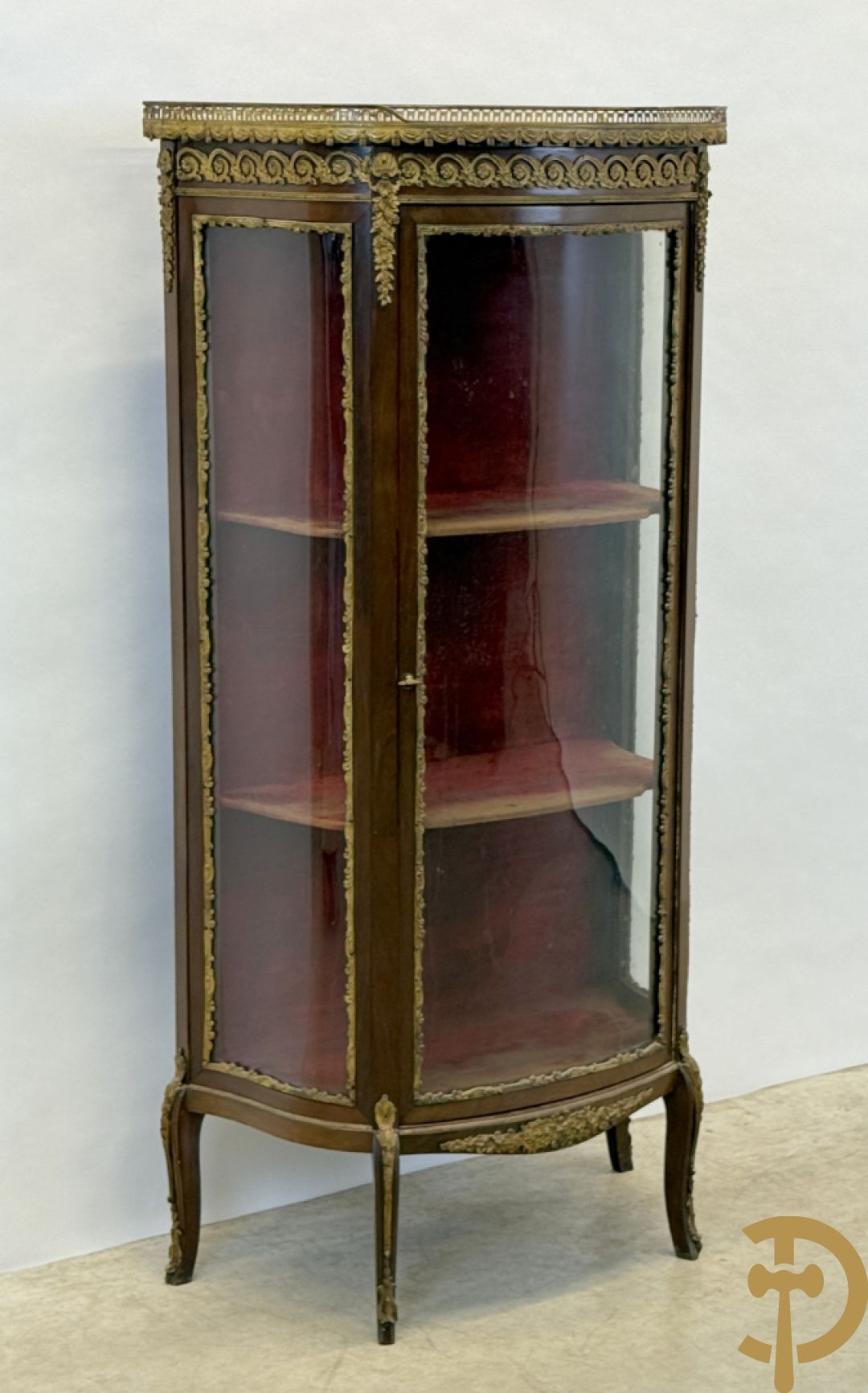 Notelaren vitrine bezet met bronsbeslag en gebogen ruitjes, bovenaan met marmeren blad