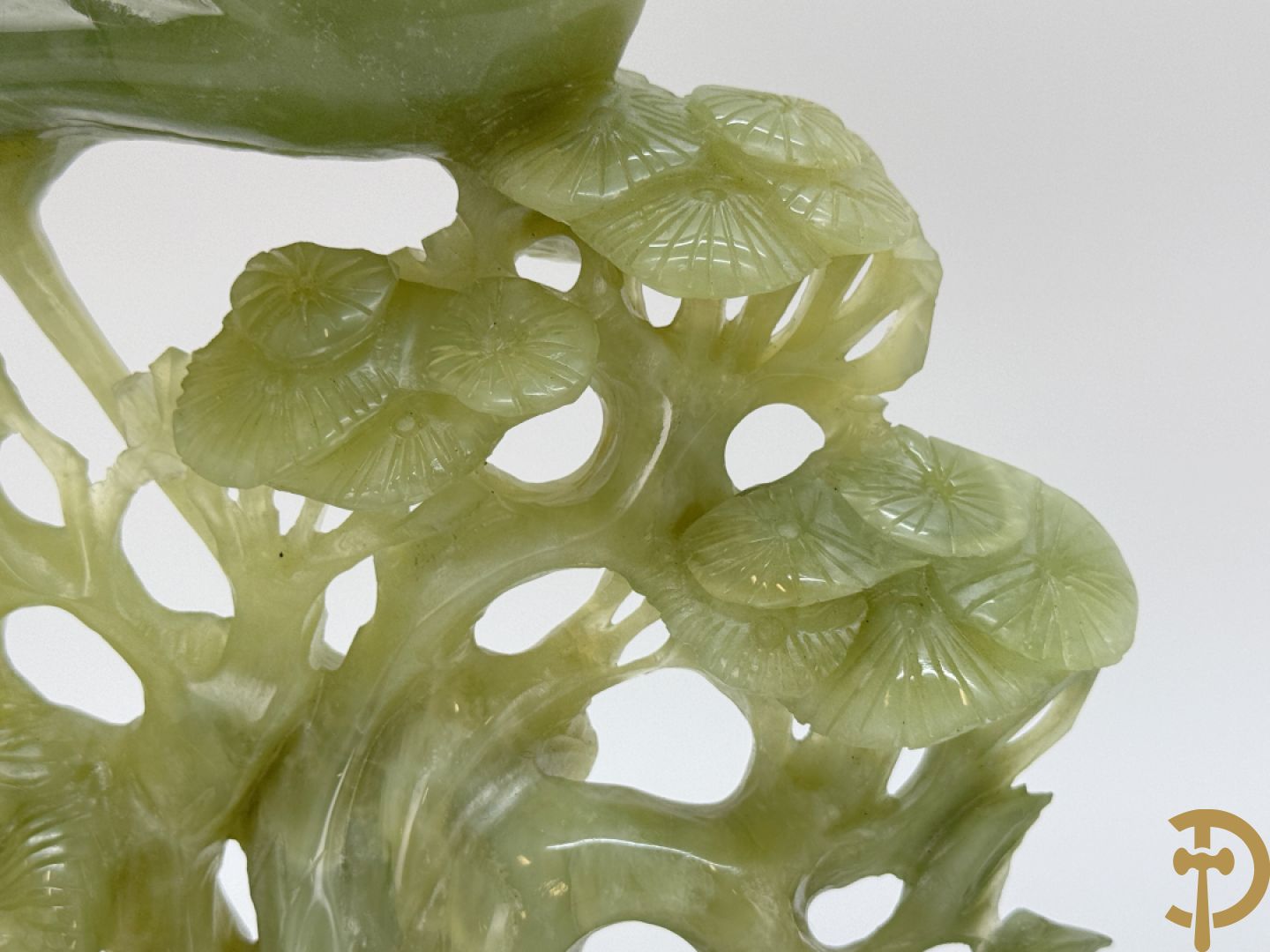 Paar jadeiet sculpturen met fenixvogels in natuurtafereel