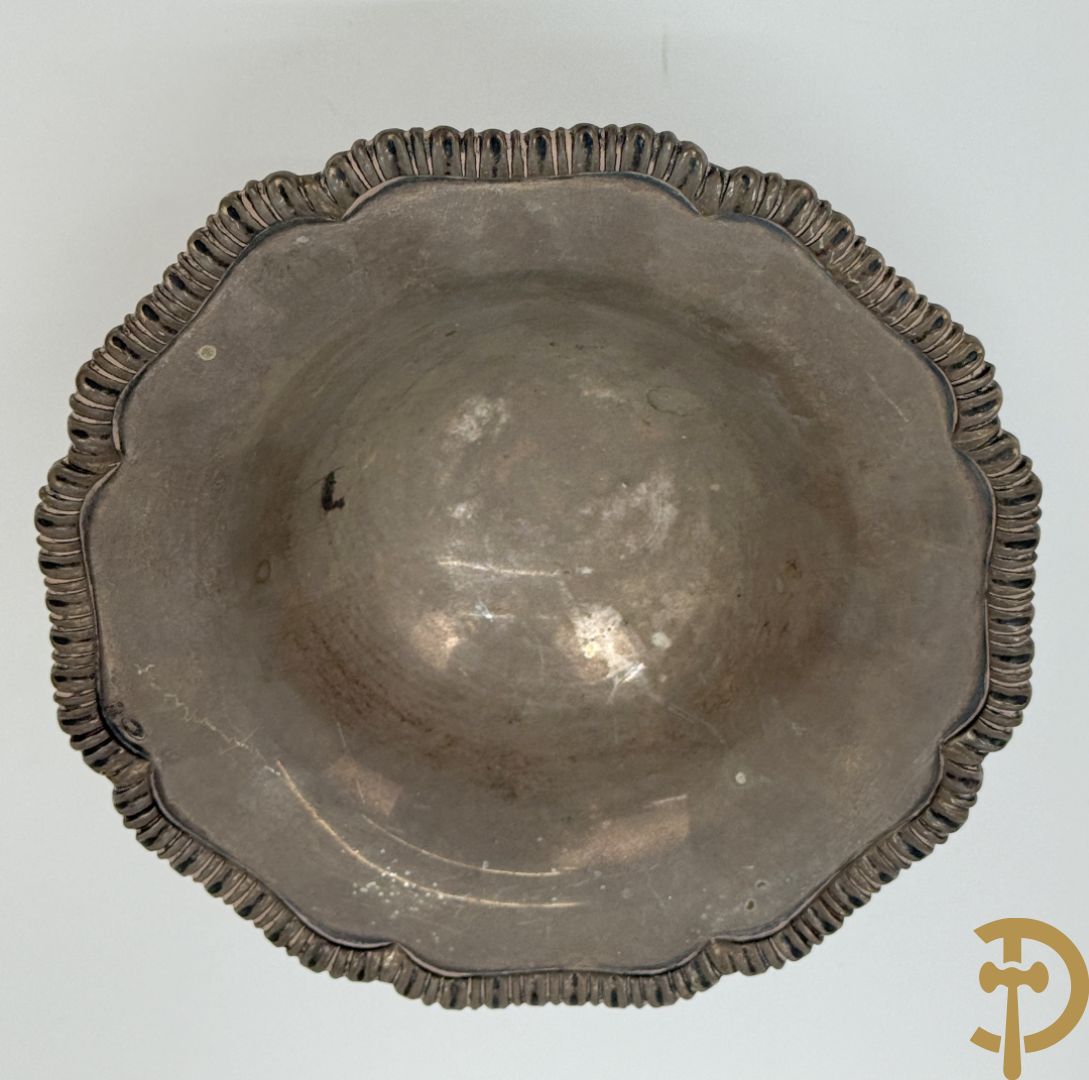 Massief zilveren schaaltjes op 3 pootjes + klein schaaltje Wolfers + flessenhouder  Engels massief zilver + 2 massief zilveren servetringen + zilveren eierdopje + massief zilveren geboortebeker + sigarettenetui gevat in massief zilveren omhulsel + vaasje met zilveren rand