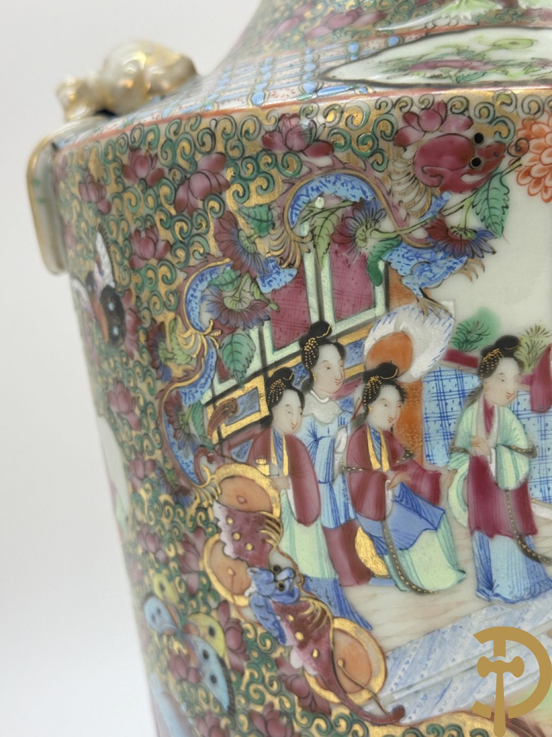 Paar Chinese porseleinen famille rose Kanton vazen met geanimeerd decor en zijdelings met fo honden