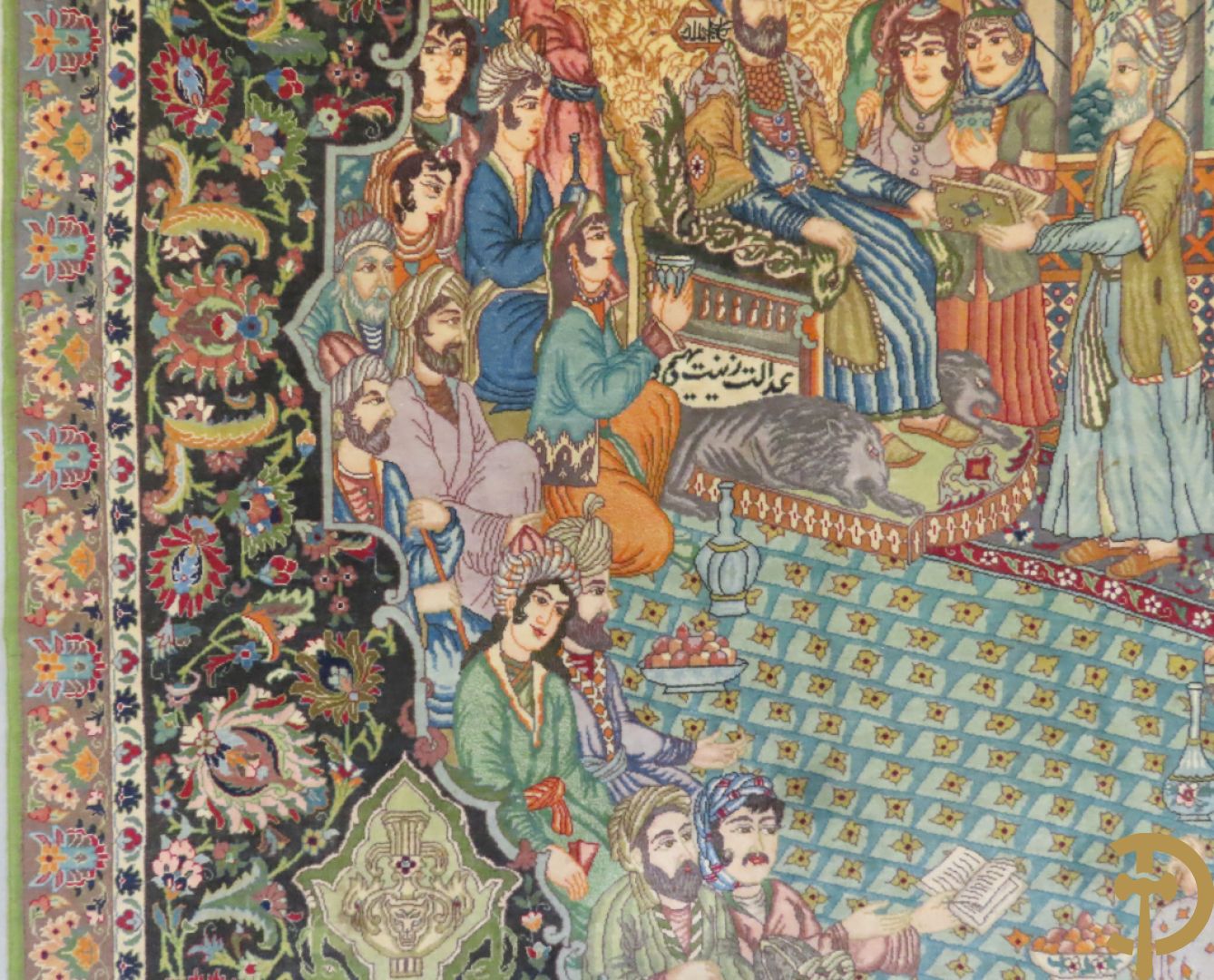 Oosters handgeknoopt tapijt Tabriz met figuratieve voorstelling, centraal met geanimeerde hofscène, omgeven door 4 hoekmedaillons met architecturale afbeeldingen - onderaan en bovenaan getekend