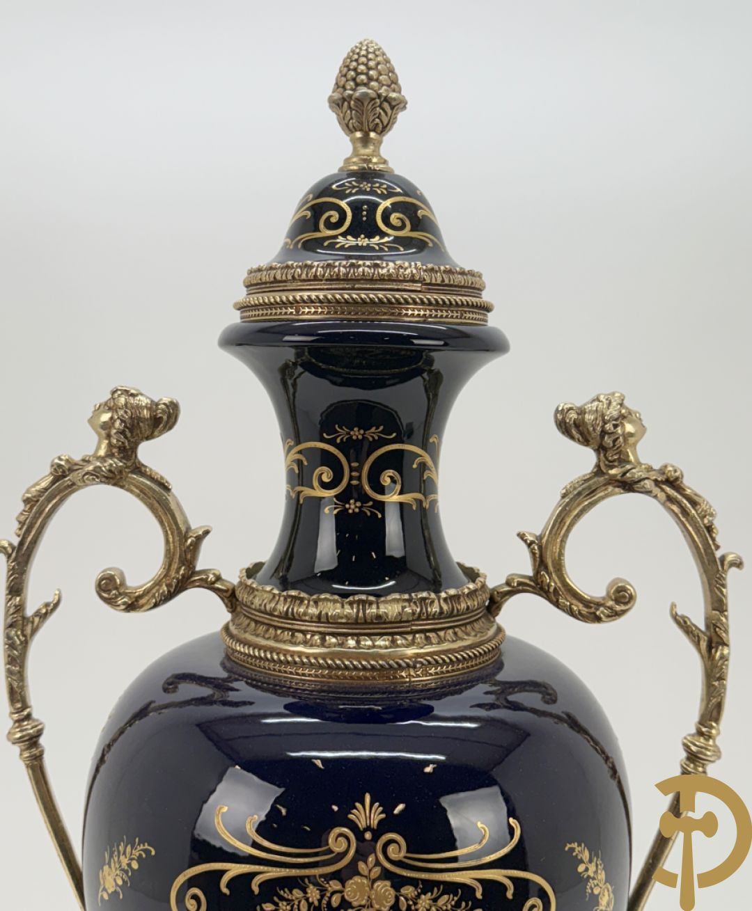 Blauwe porseleinen vaas met lieftallig decor, Sèvres stijl, bezet met bronzen ornamenten
