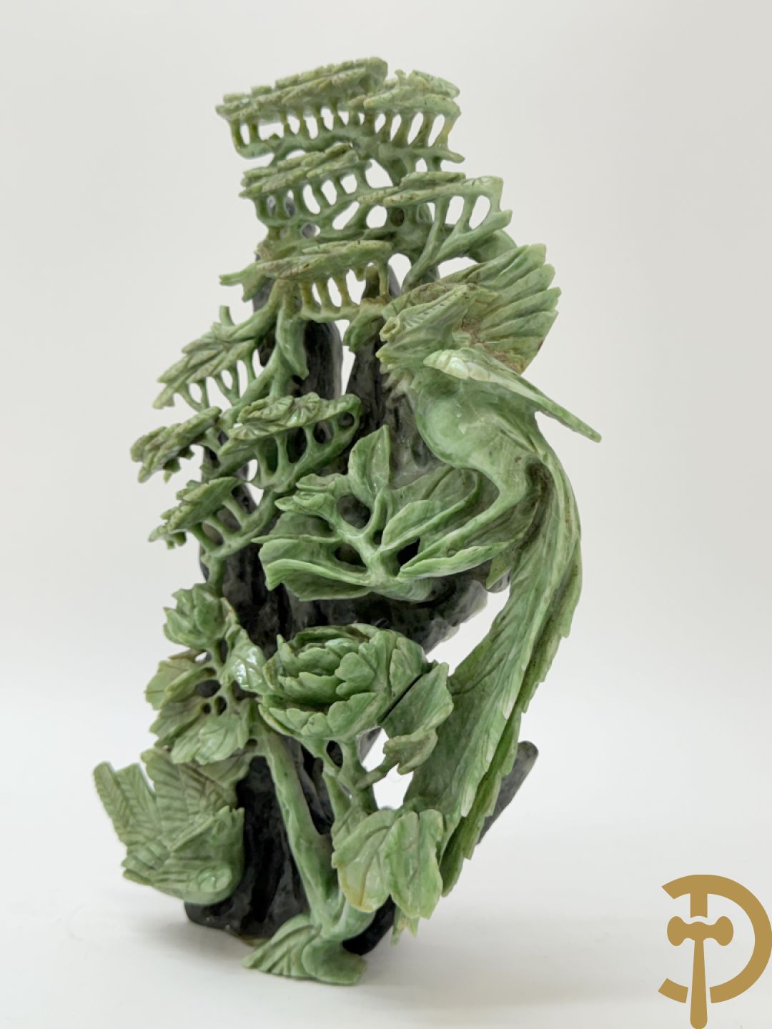 Sculptuur in speksteen van natuurtafereel met vogels en pioenrozen + speksteen sculptuur tafereel van 2 fo honden en vaas