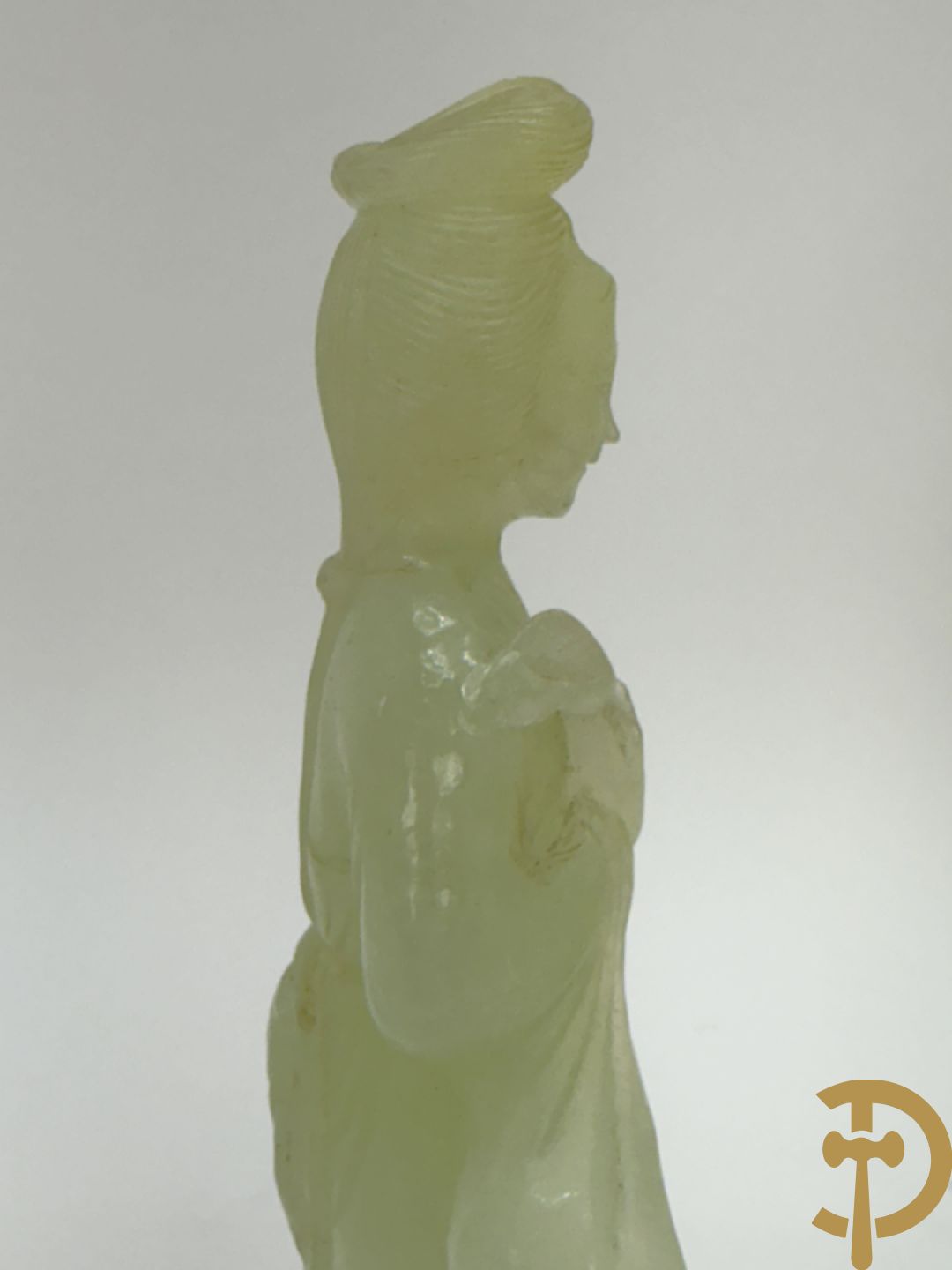 Jadeiet sculptuur van boedhistisch figuur + jadeiet wijsgeer met perziken + geisha in jadeiet
