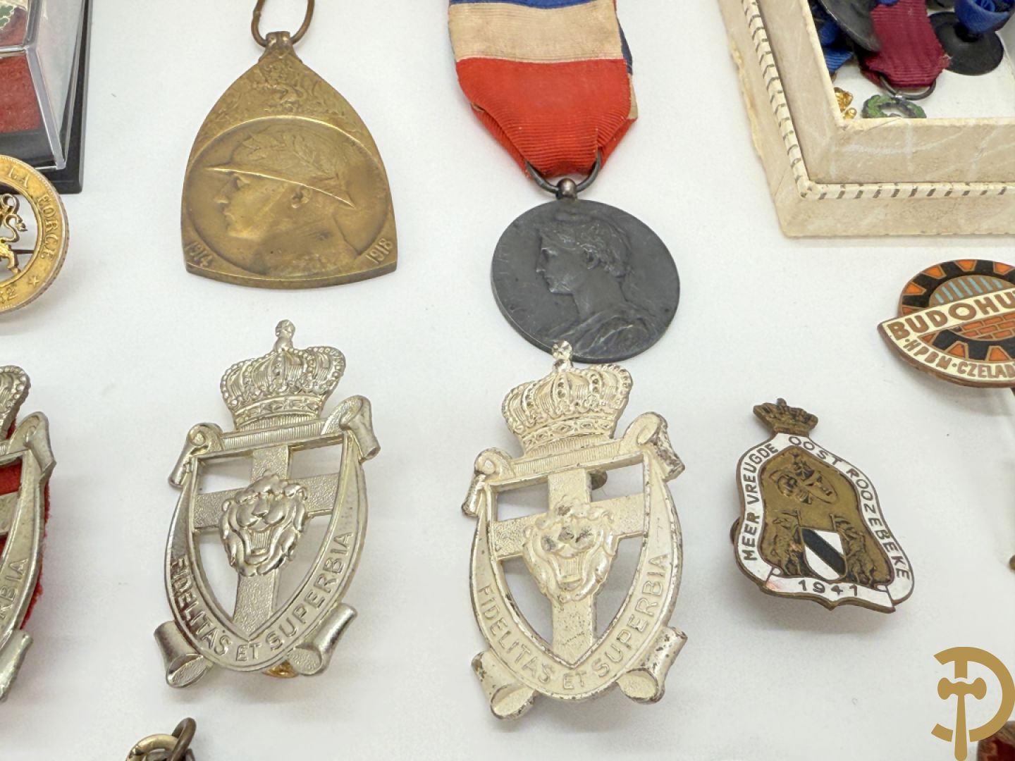 Lot insignes en medailles