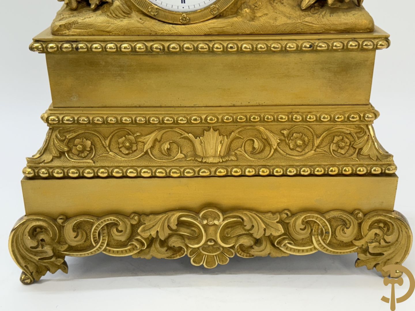Vergulde bronzen pendule met dame onder globe, Boursier Elève de Lepaute à Paris getekend