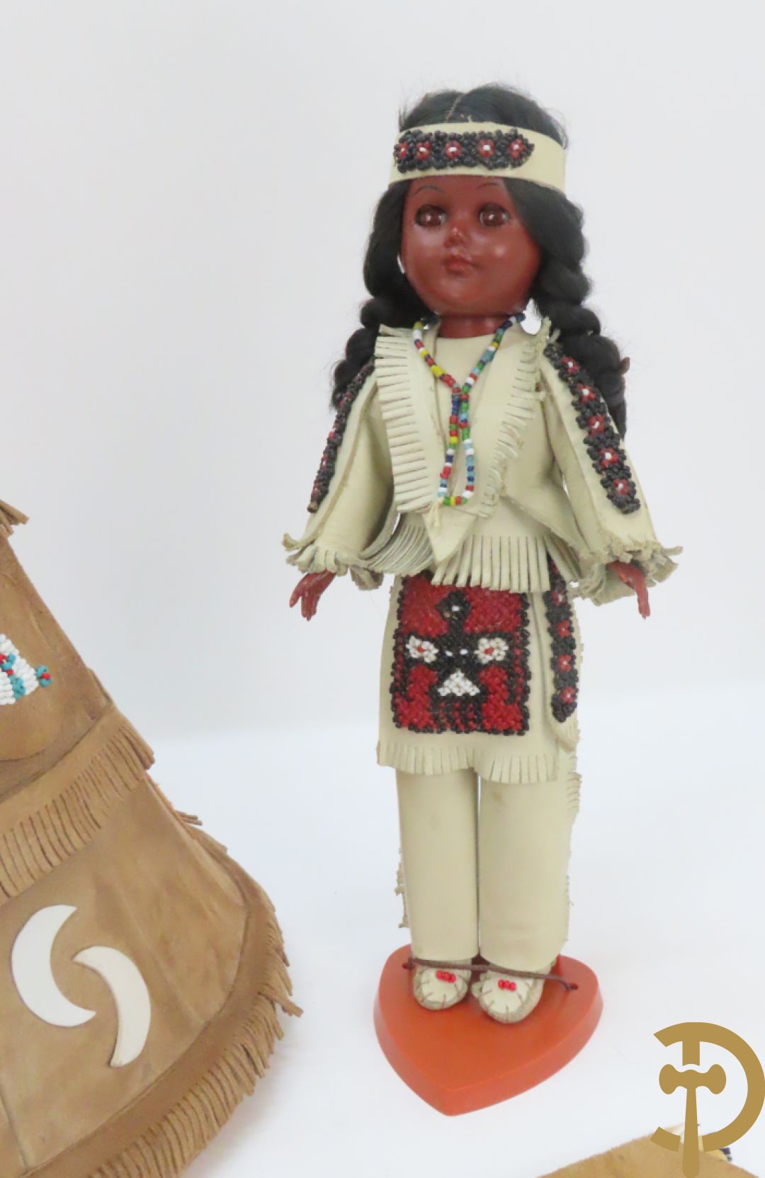 Speelgoed wigwam bezet in leder met 2 Native American figuurtjes, Carlson
