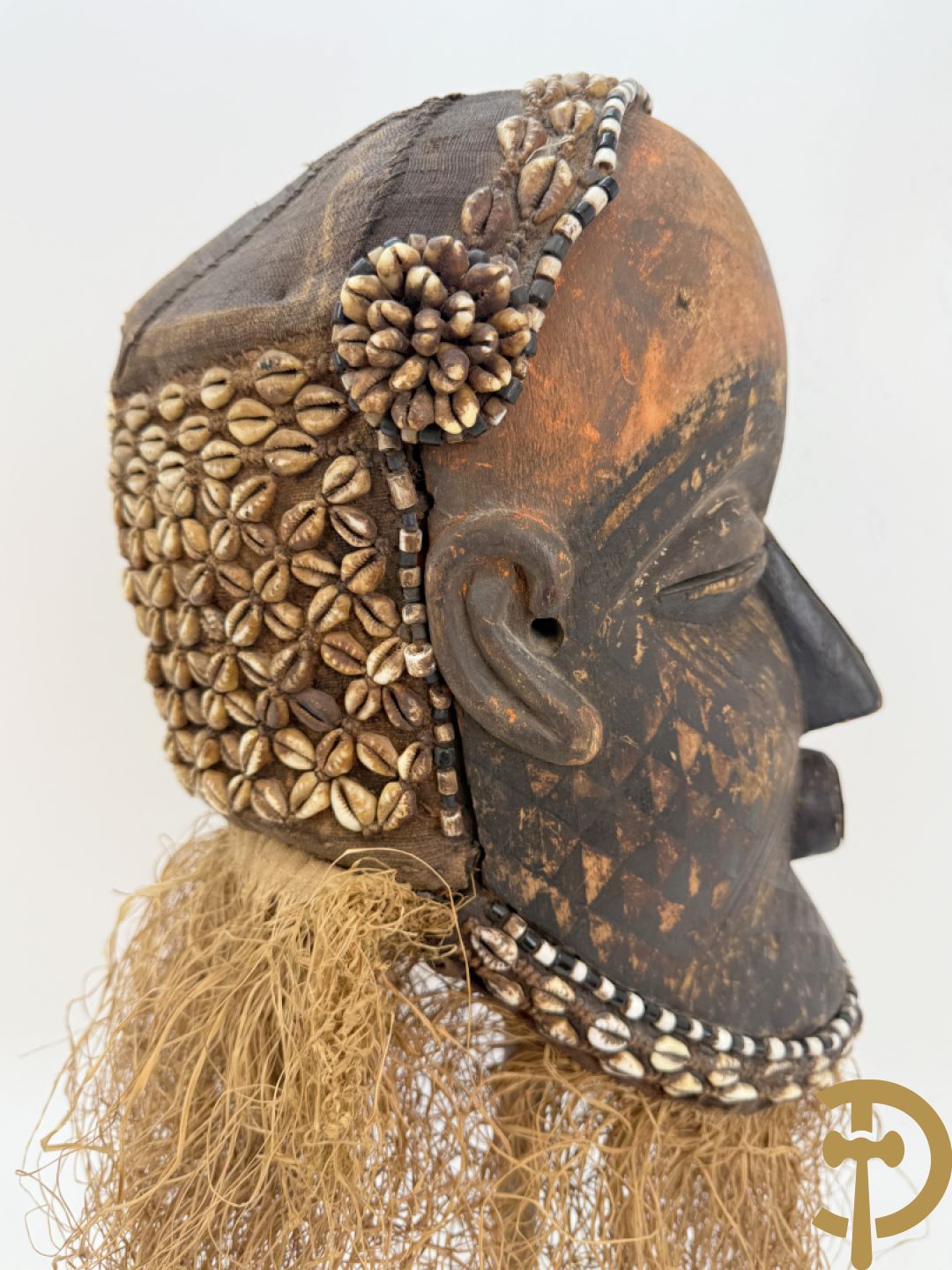 Afrikaans masker met symbolische beschildering, kralen en raffia