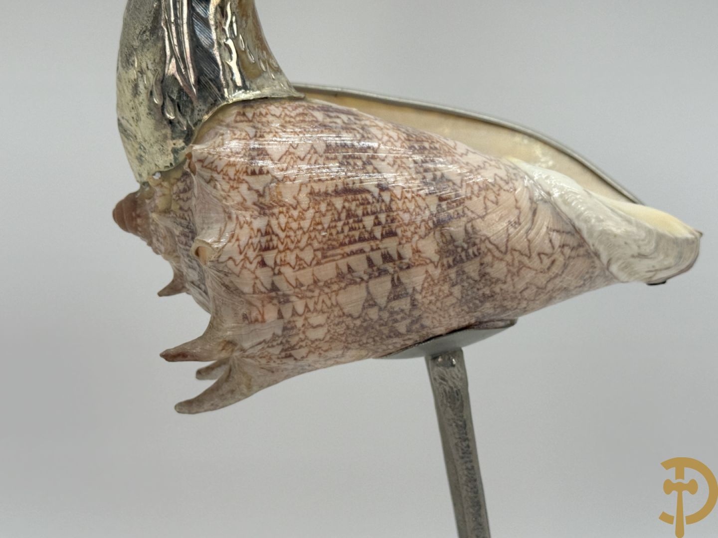 Kraanvogel in verzilverd metaal met romp gemaakt van rocailleschelp