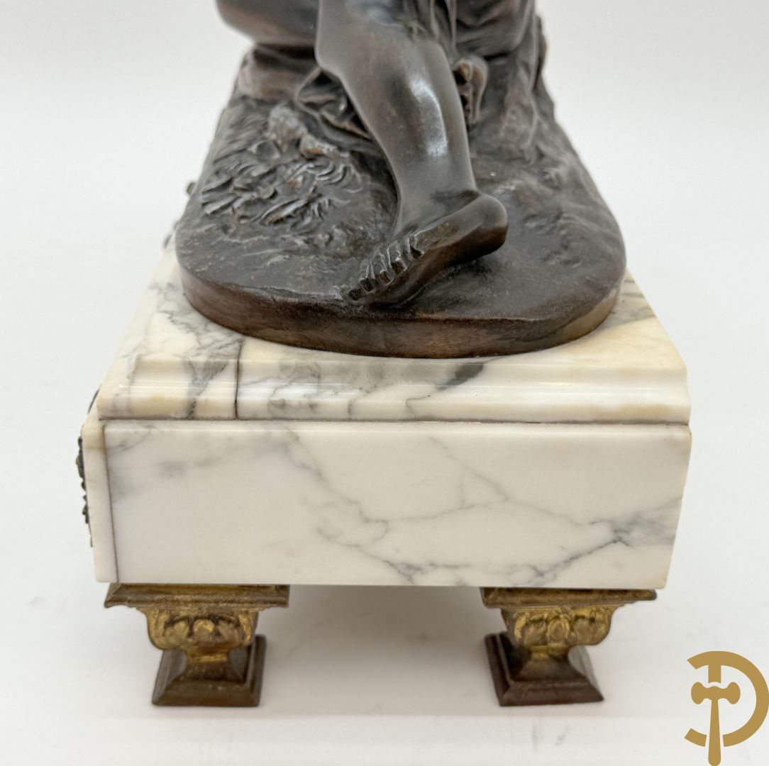 Driedelige schouwgarnituur met centrale pendule met liggende dame en cupido, geflankeerd door paar cassolettes met elegante dame