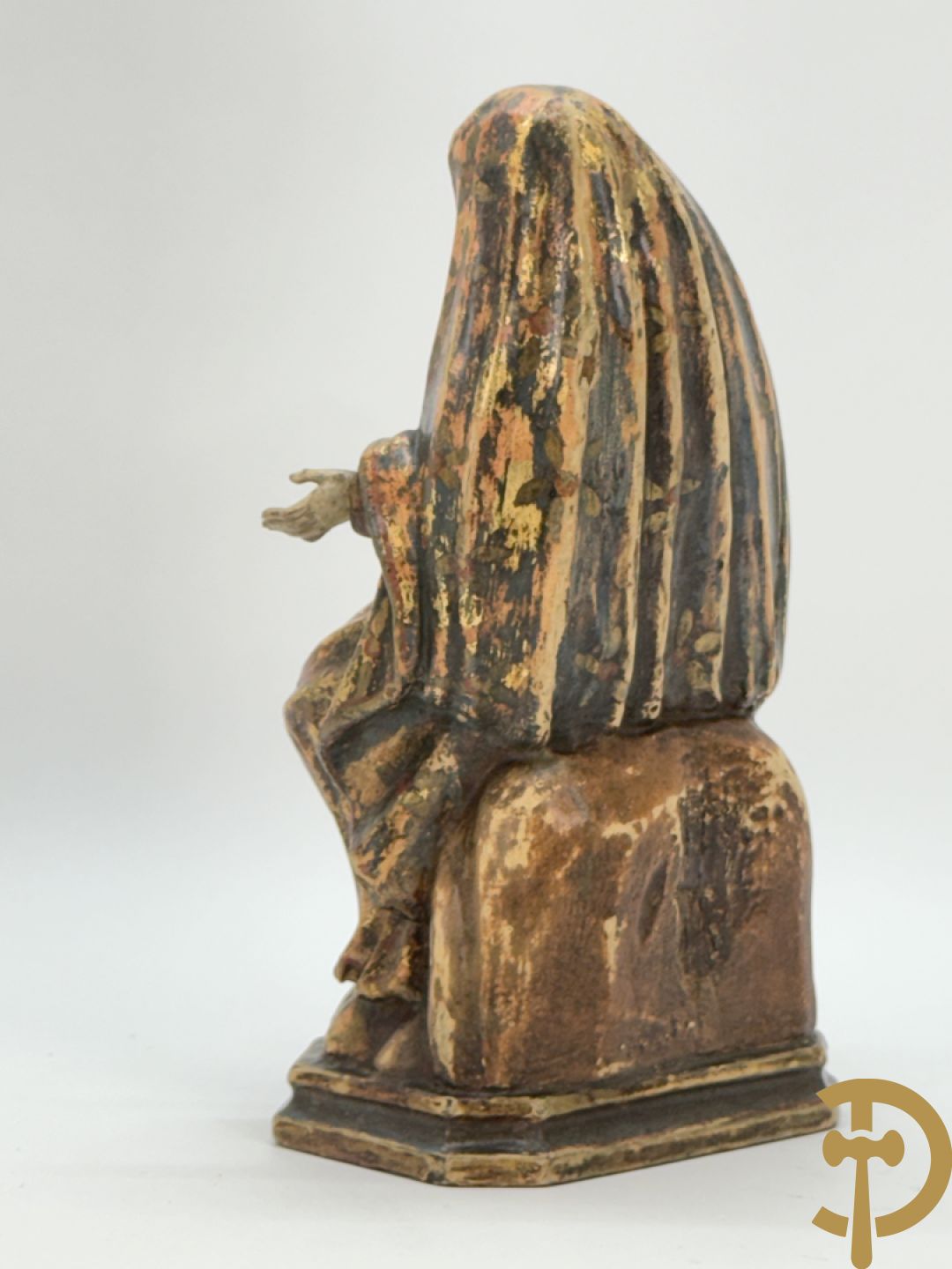 Gepolychromeerde houtsculptuur van zittende dame
