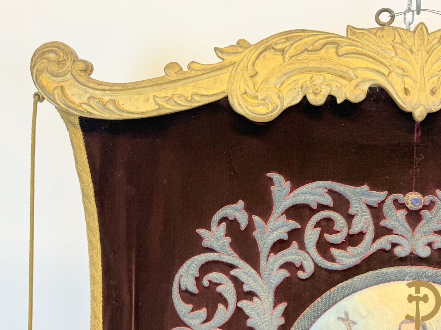 Processiebannier met bordeaux vaandel bezet met goudbrocaat van accanthusranken, Wortegem 1878, centraal handbeschilderd medaillon met voorstelling van Franciscus Xaverius - gehouden door verguld houtgesculpteerd ornament