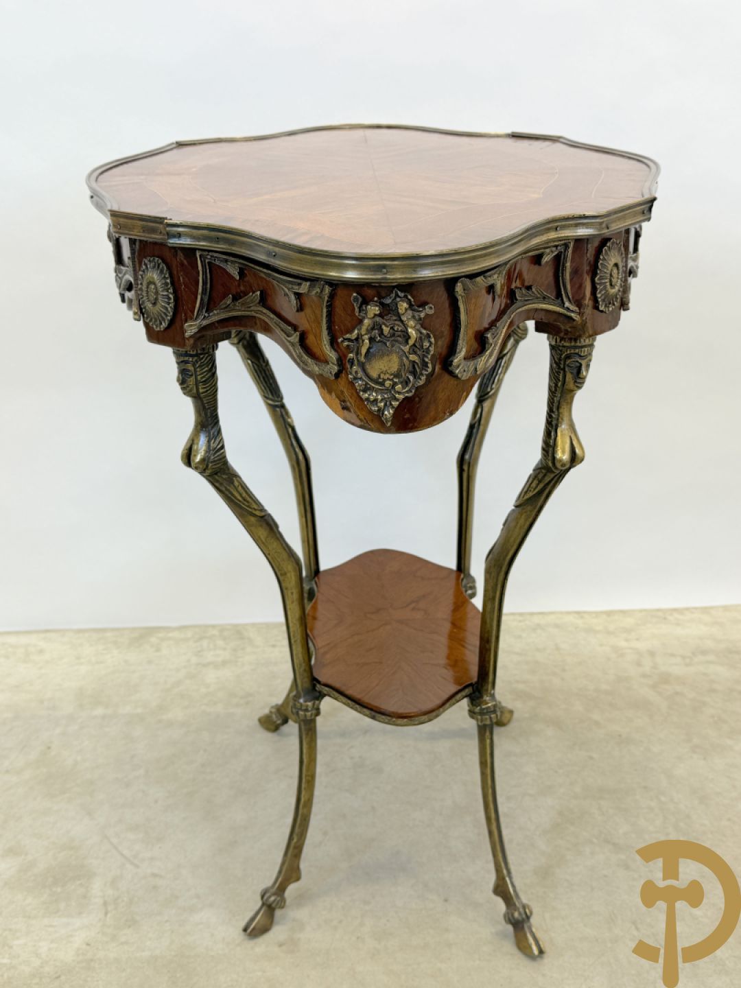 Paar mahoniehouten bijzettafels, Louis XV stijl, met bronzen ornamenten en bronzen bokkepoten - Replica