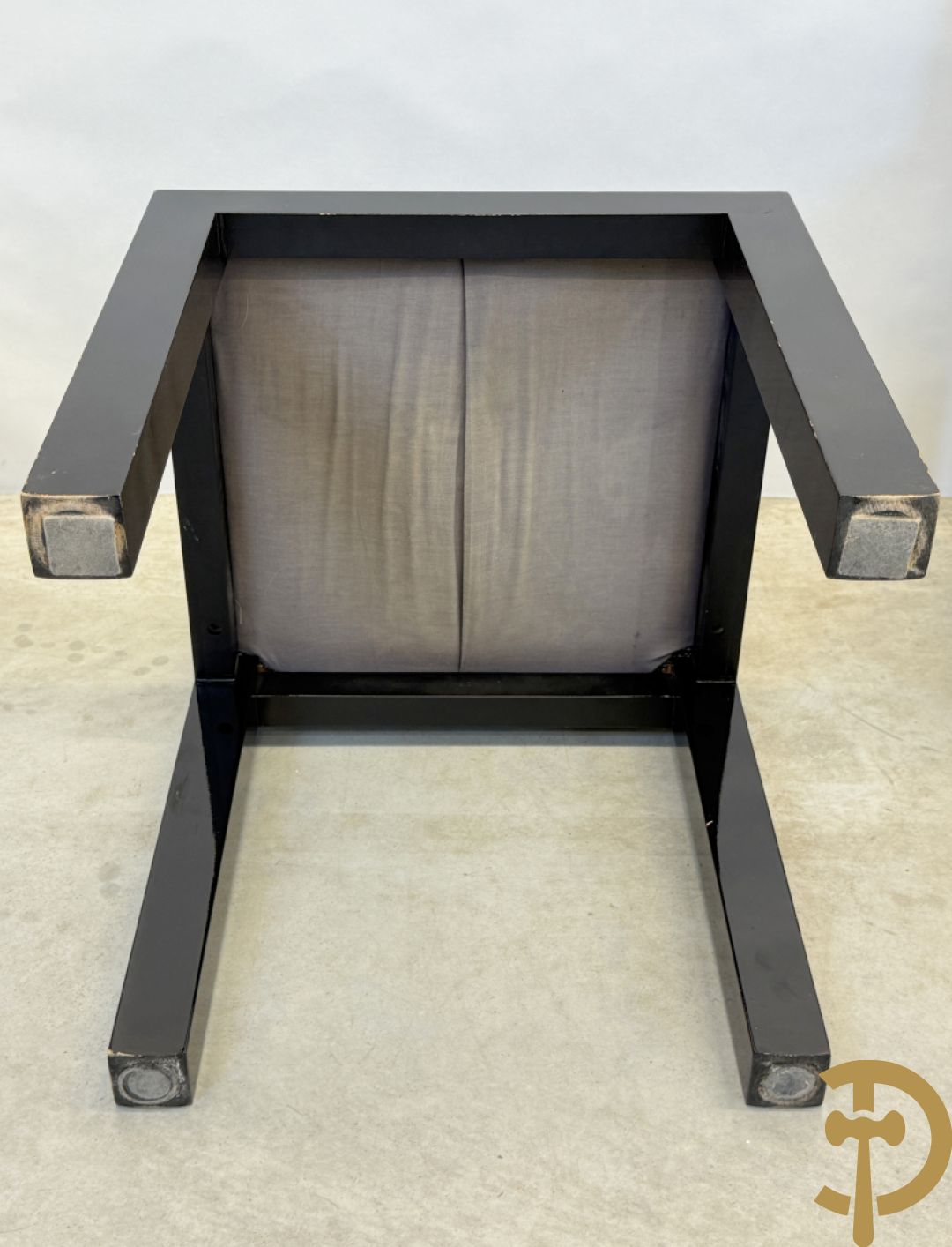 Zwartgelakte uittrekbare vintage designtafel met 4 bijhorende stoelen model 