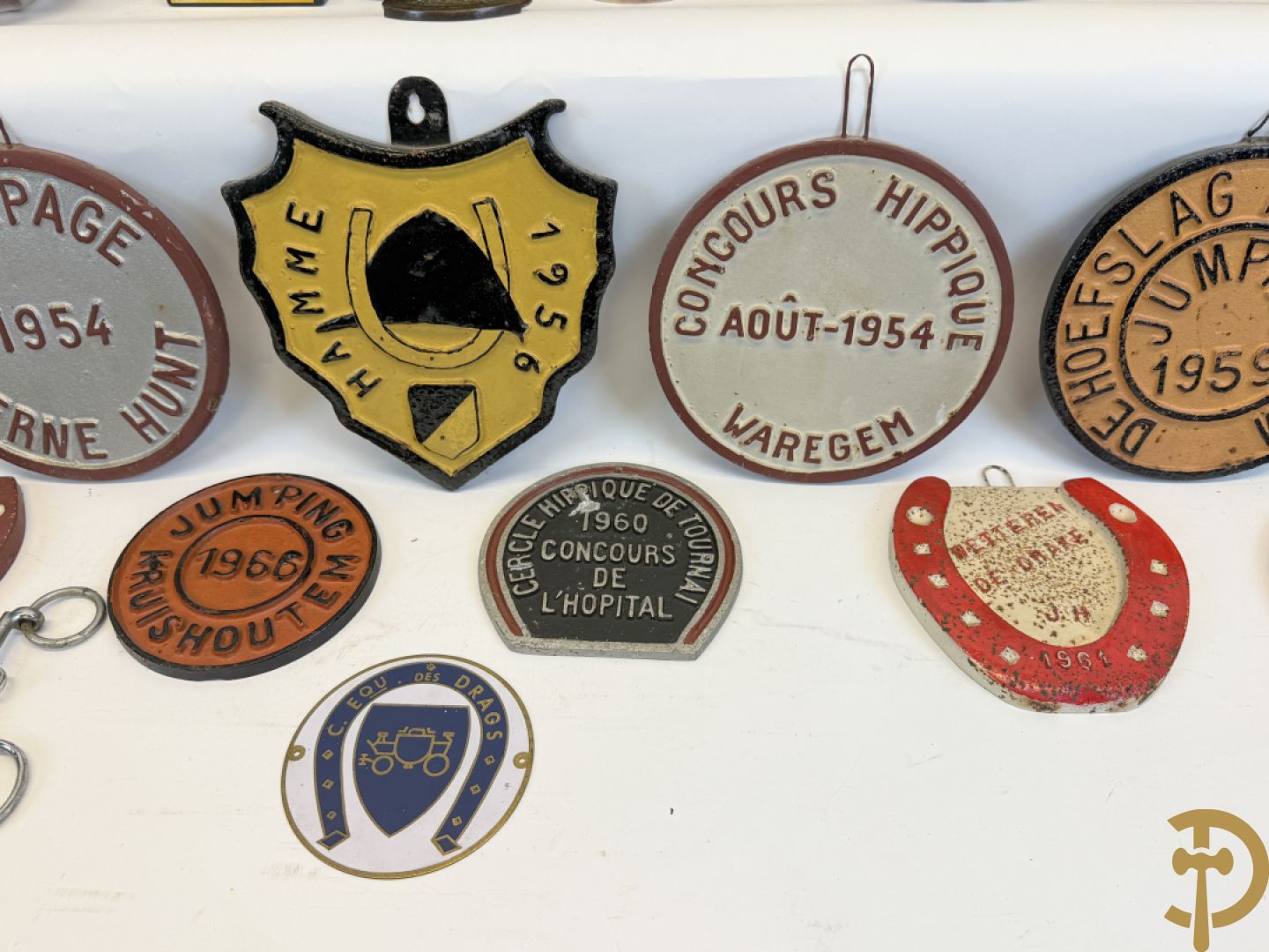 Verzameling memorabilia van paardenrennen, trofeeën en bekers