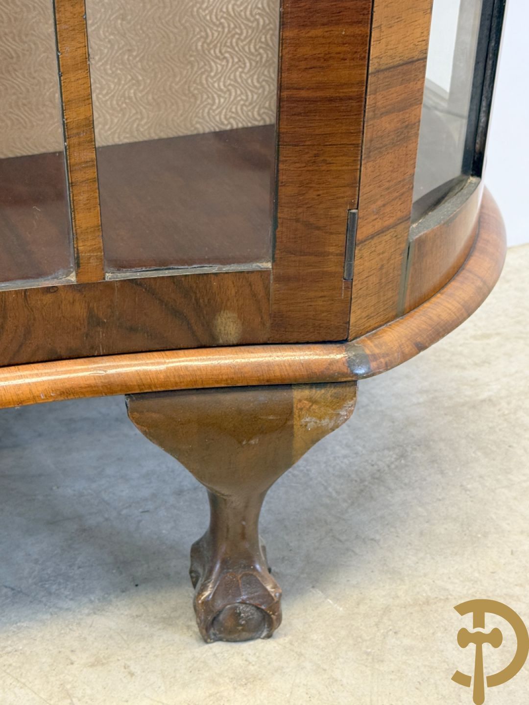 Engelse wortelnotehouten Art Deco vitrine op klauwepoten