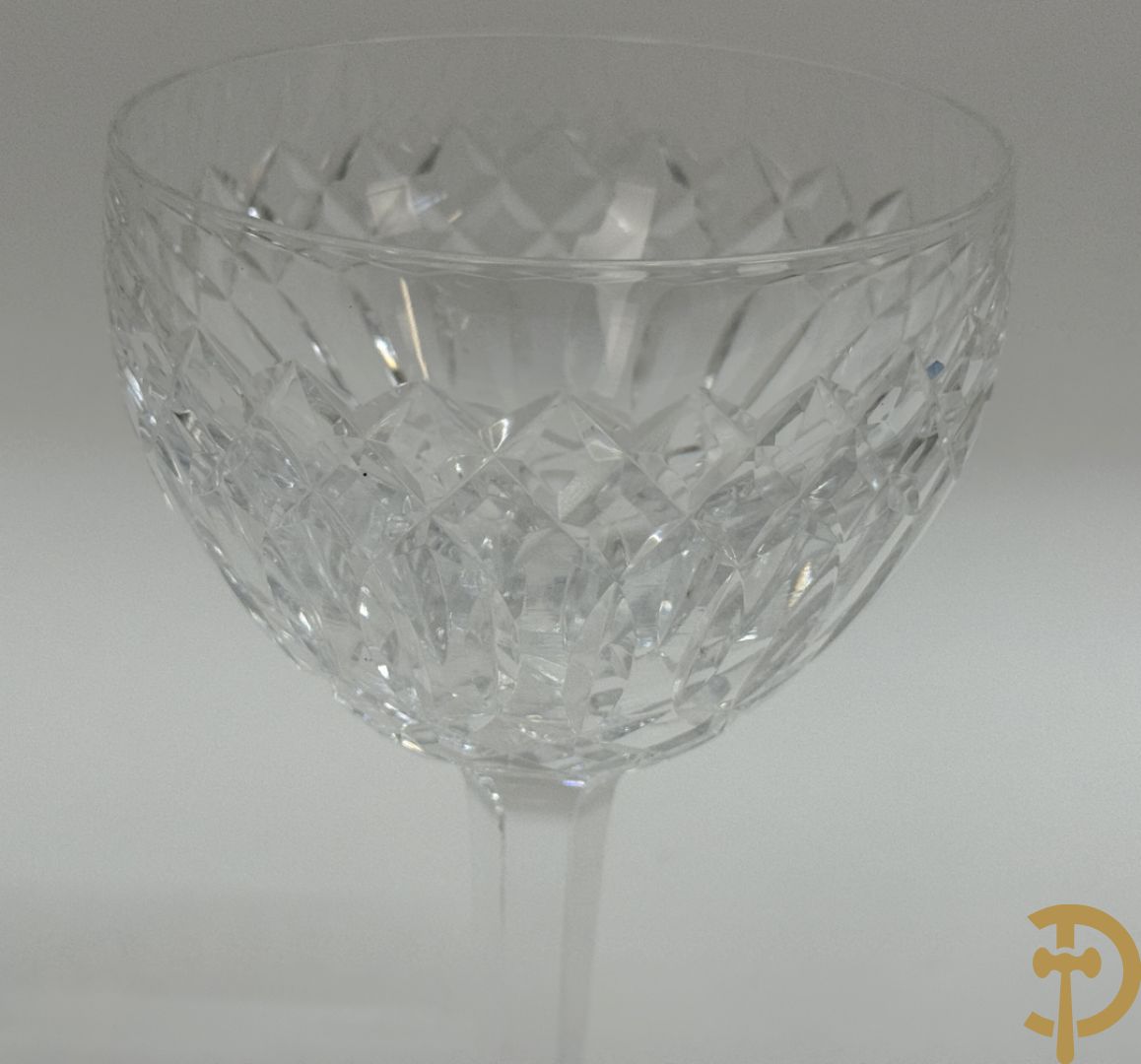 Mooi lot gekleurd Val Saint Lambert kristal bestaande uit 4 vazen, parfumstel (2 ledig), geslepen glas, coupe, onderzetters en 3 asbakken (14 stuks in het totaal)