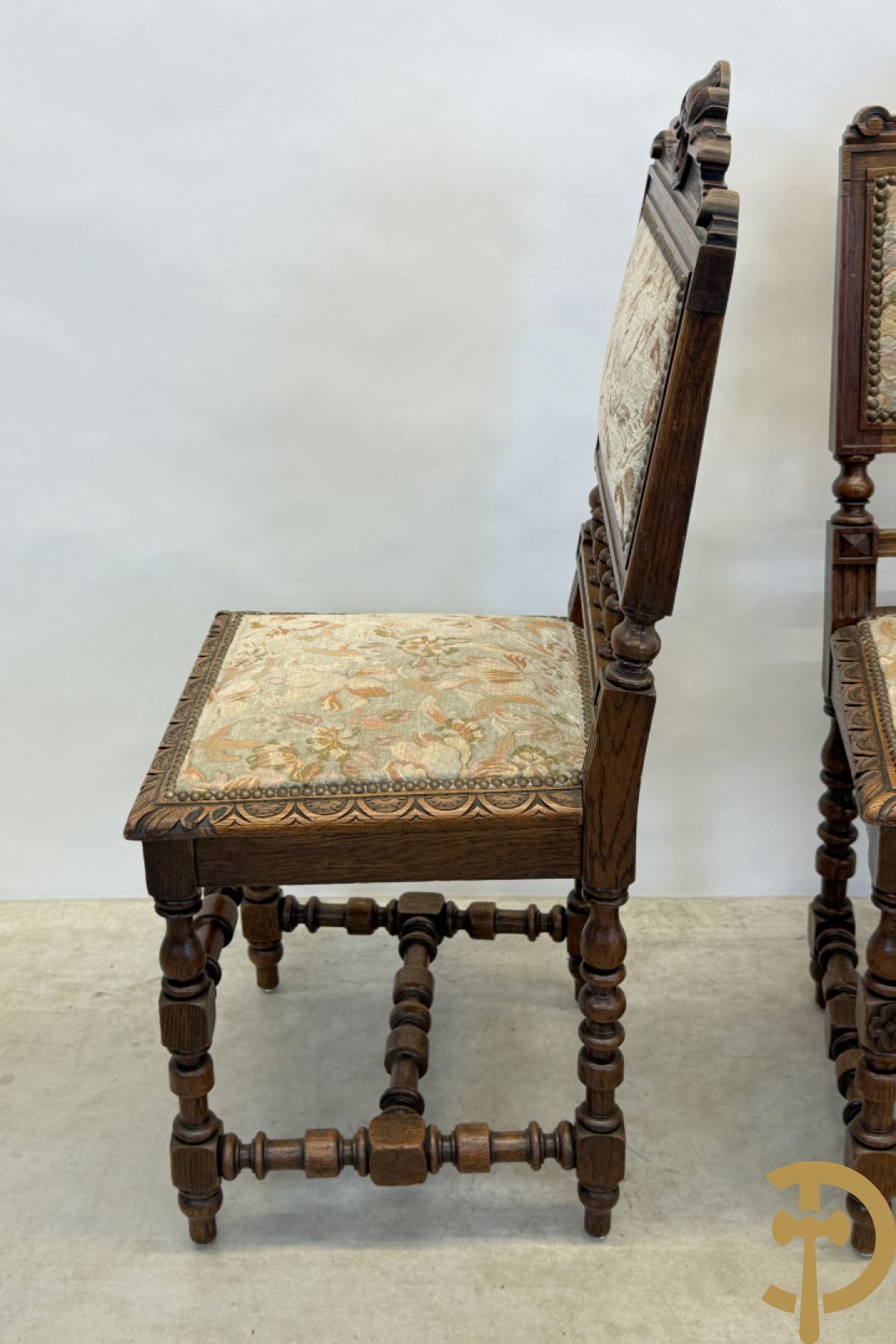 Massief eiken dolfijnetafel met knorrenlijst en leeuwenkoppen, Neo Renaissence stijl + 6 eiken stoelen met sculptuur