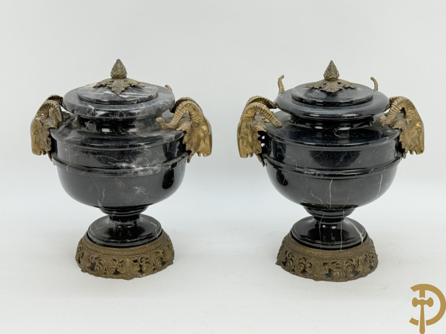 Paar marmeren cassolettes bezet met bronzen ramskoppen