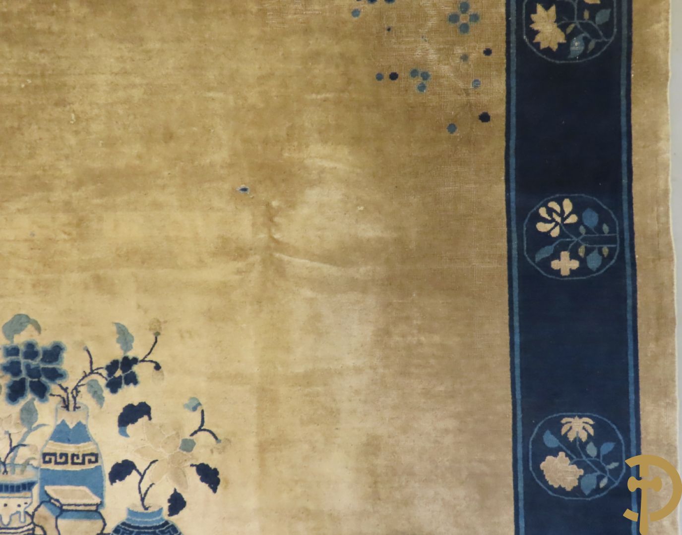 Antiek Aziatisch handgeknoopt tapijt met bloemen- en vazendecor