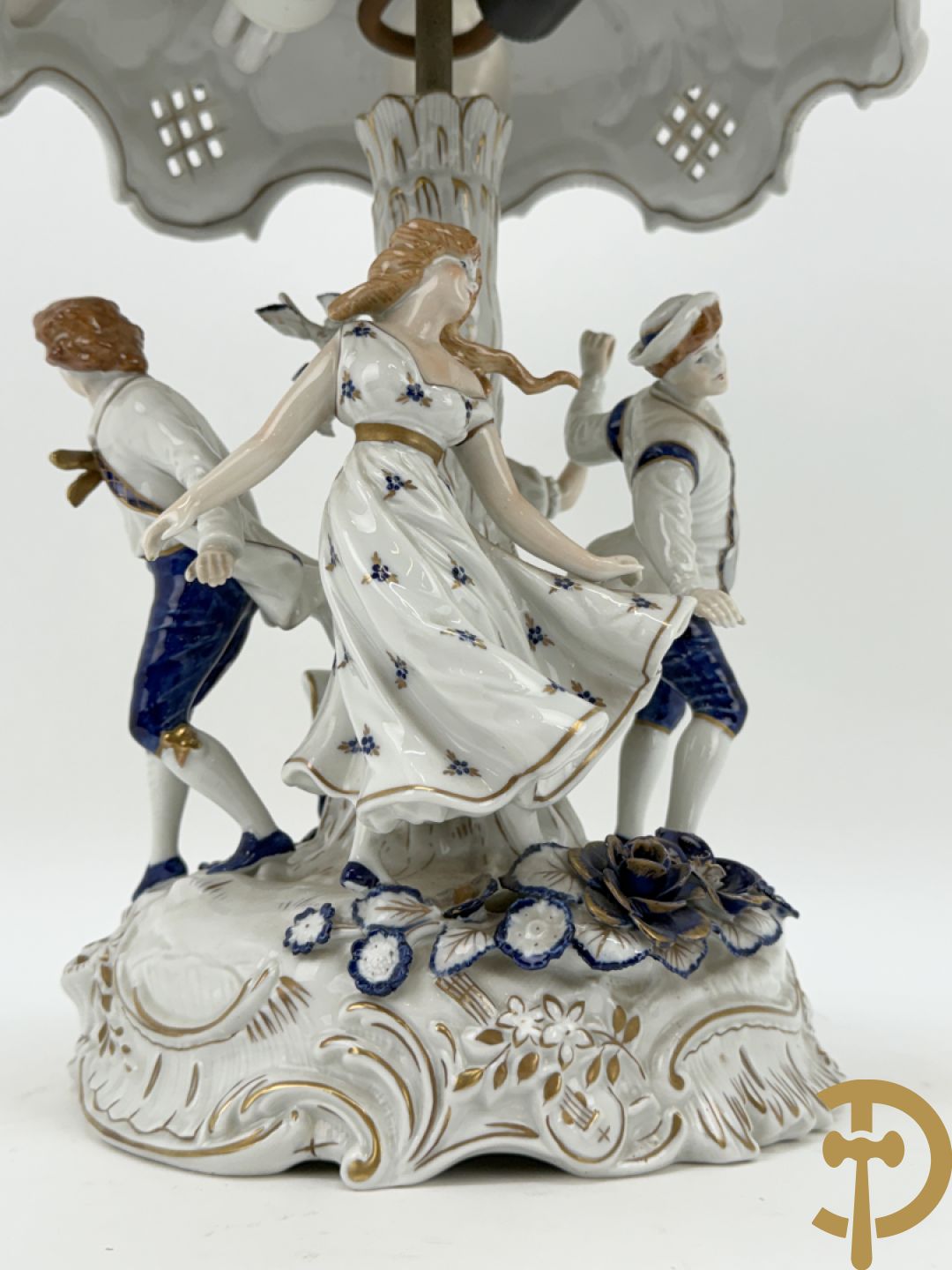 Porseleinen lampadaire met 4 dansende figuren, bovenaan met bloemenknop bezet