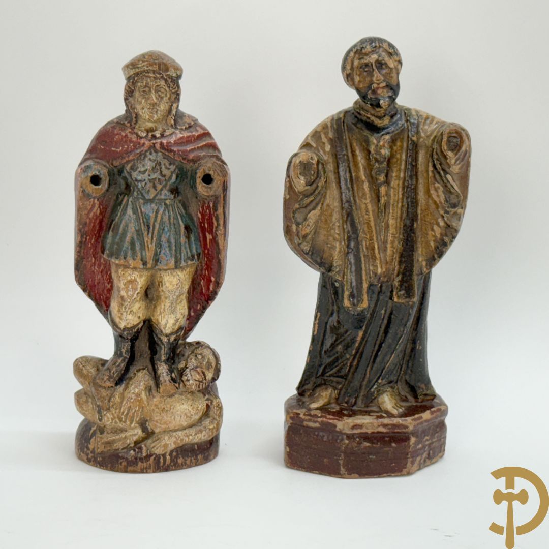 Houtsculptuur van gepolychromeerde evangelist, 18e + sculptuur van man steunend op Christusfiguur