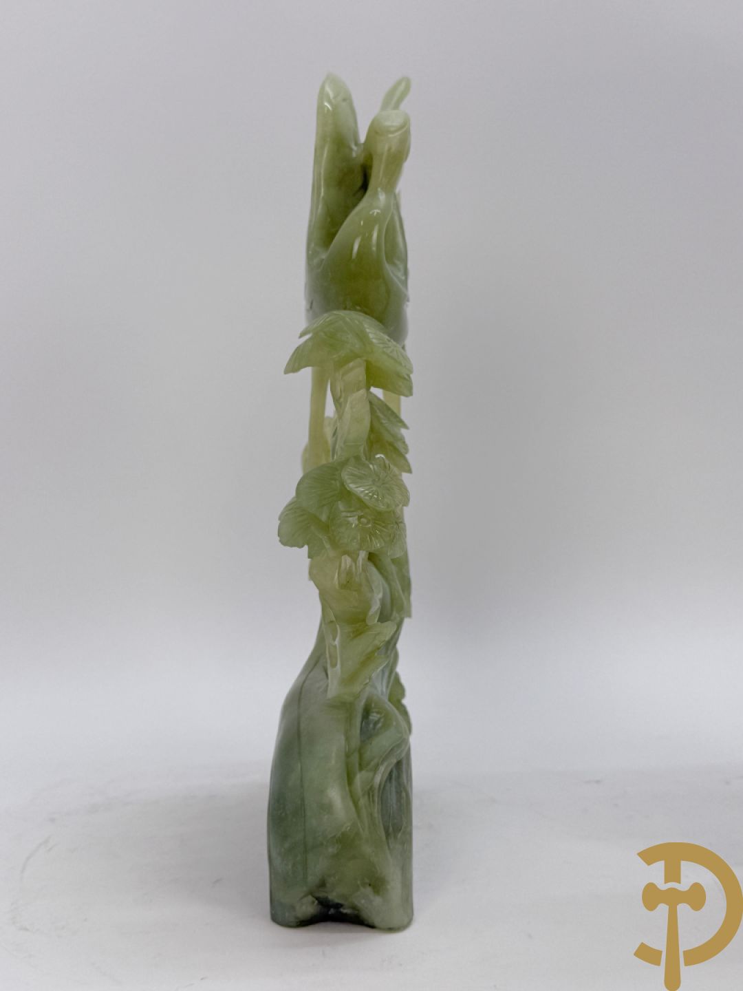 Paar jadeiet sculpturen met fenixvogels in natuurtafereel