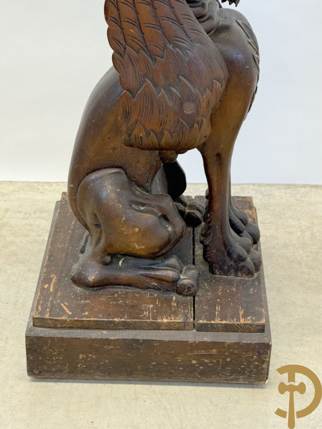 Houtgesculpteerde sokkel in de vorm van een handgesculpteerde fo hond bezet met marmeren plateau