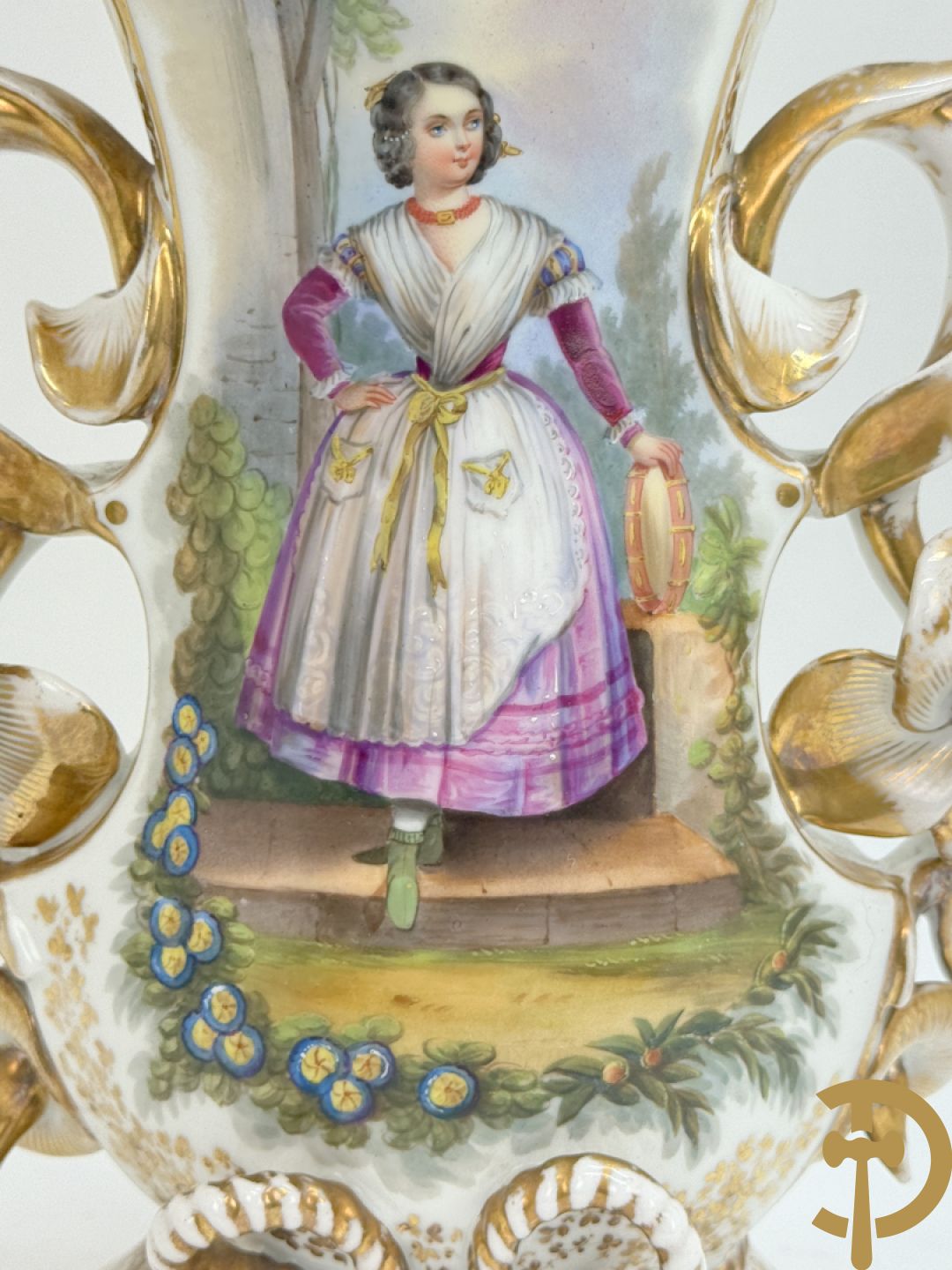 Paar Vieux Paris cornetvazen met handbeschilderd bloemendecor + Vieux Paris cornetvaas met decor van elegante dame