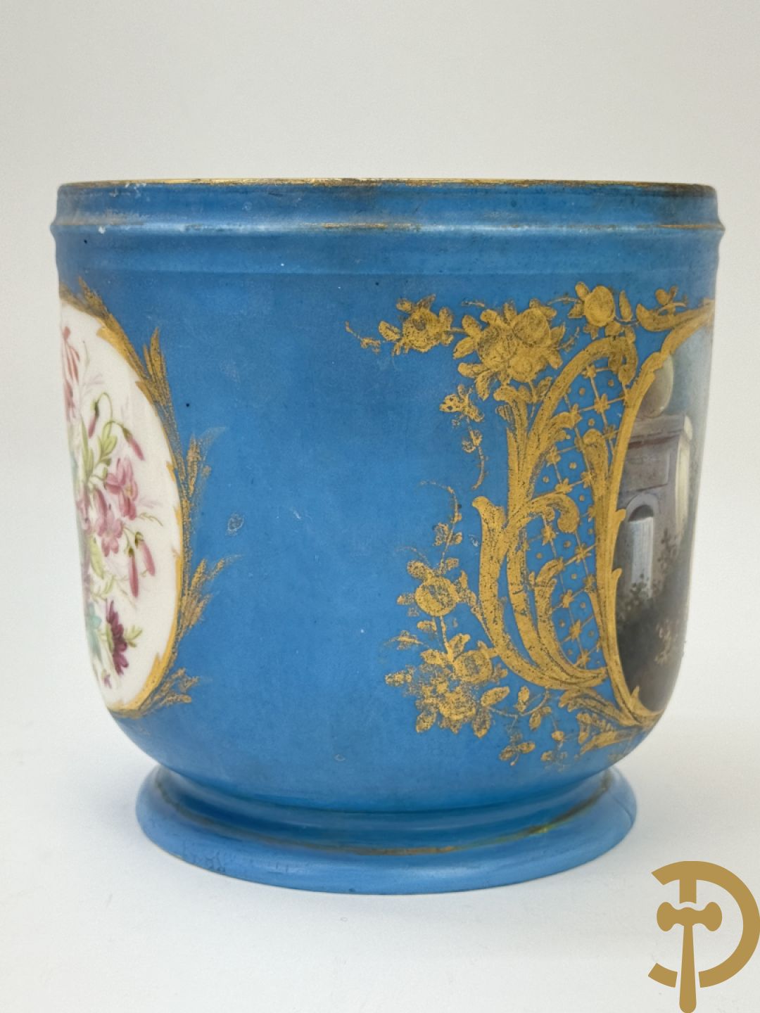 Sèvres cachepot met dubbel decor van handbeschilderde romantische dames en bloemendecor + cachepot in Frans porselein met bloemendecor gevat in bronzen houder + Limoges medici vaas met zwanehalzen