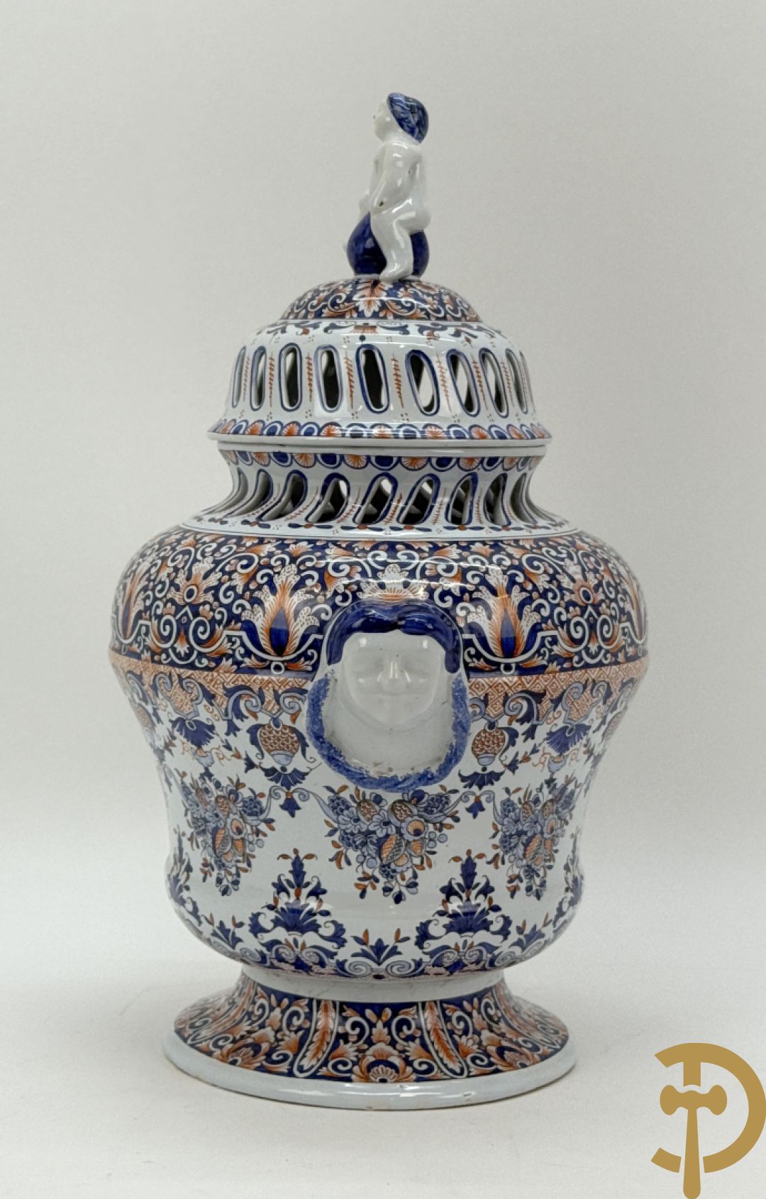 Dekselpotiche in geglazuurde keramiek, Rouan, onderaan gemerkt MD/E (Masse-Frères te Dèvres), bewerkt met cherubijnenkopjes opzij, rond 1900
