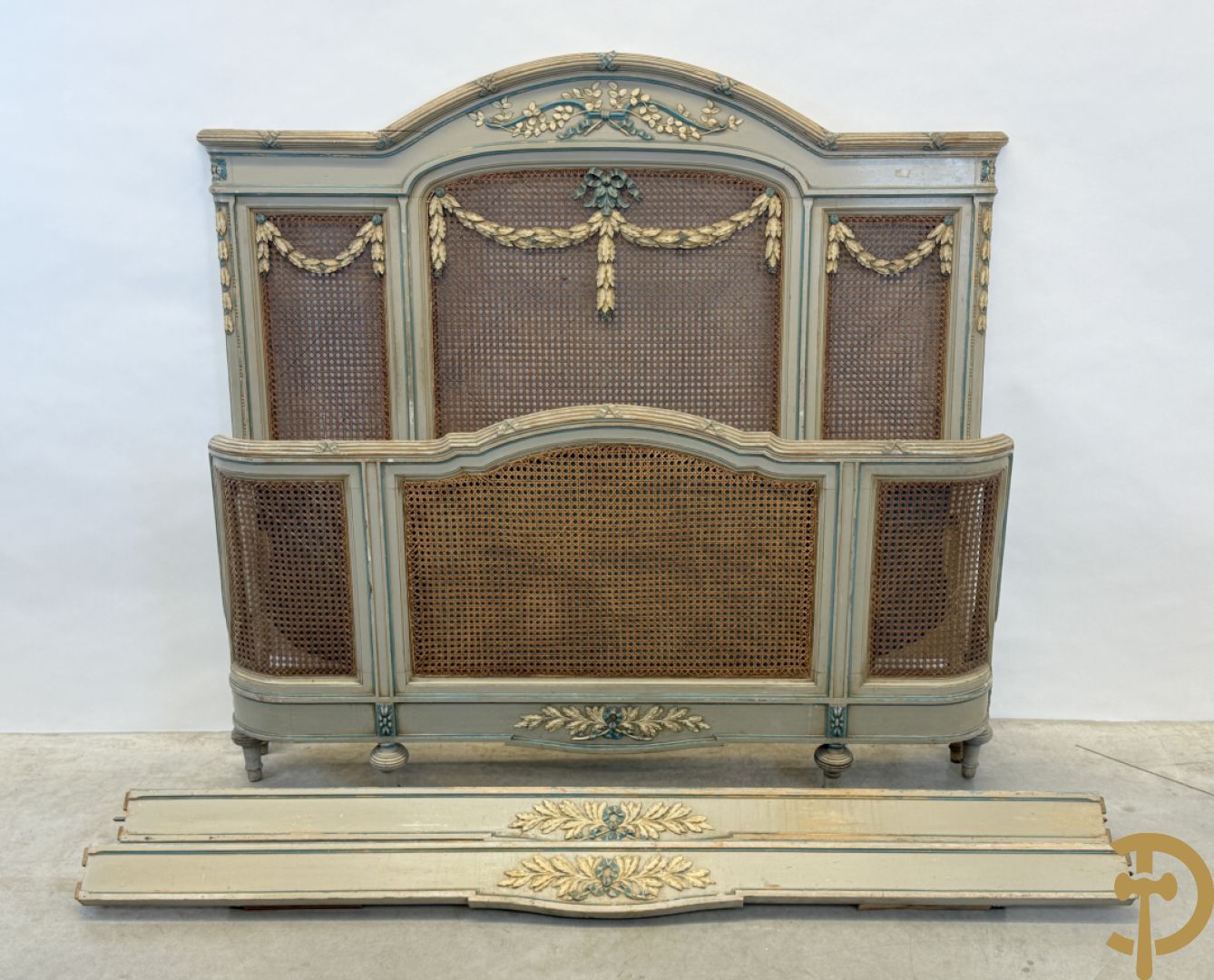 Gepatineerd Louis XVI bed met cannage en guirlandes + 2 muurconsoles met cannage en marmeren blad