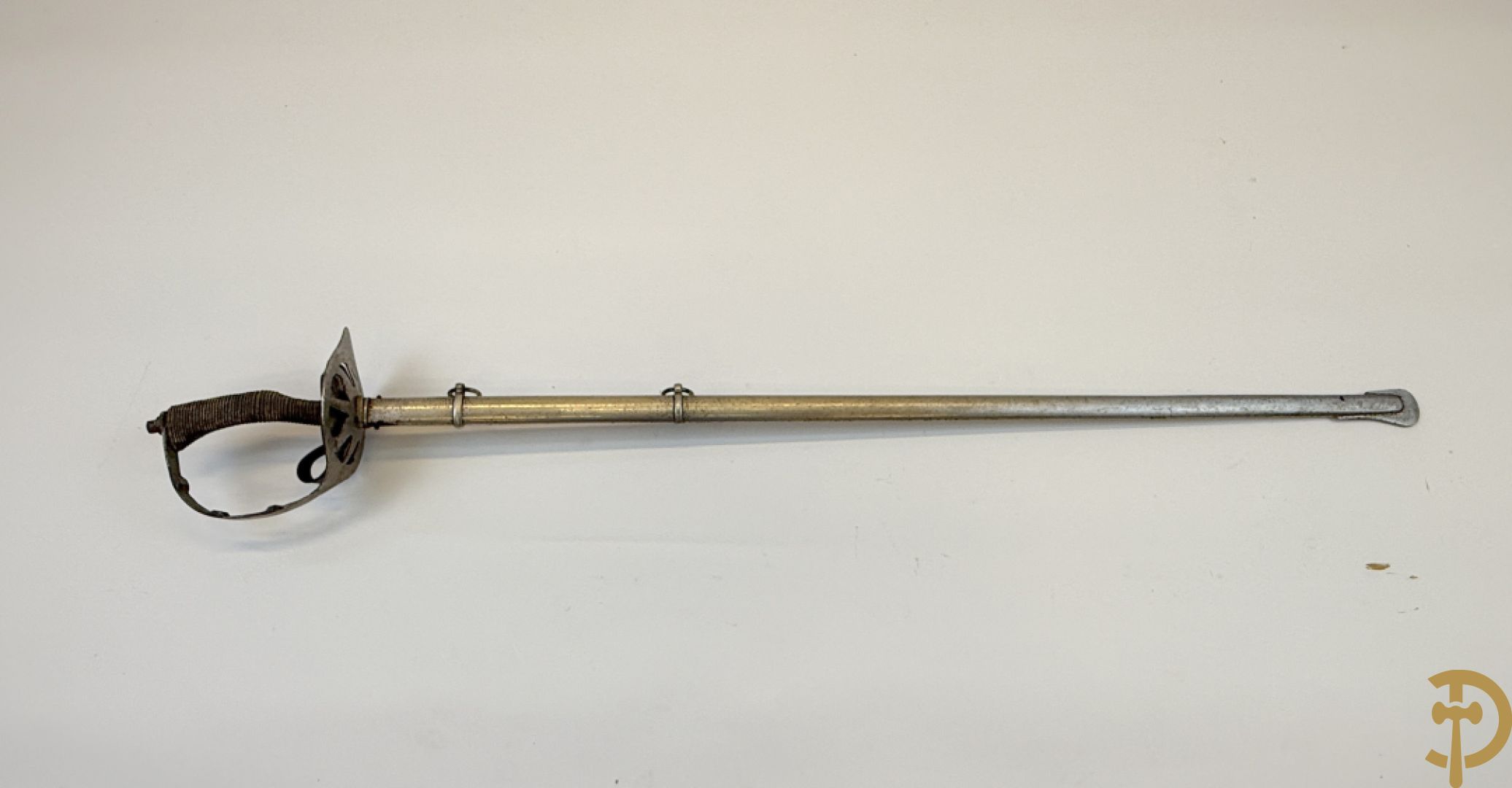 Duitse epee met gegraveerd handvat in schede